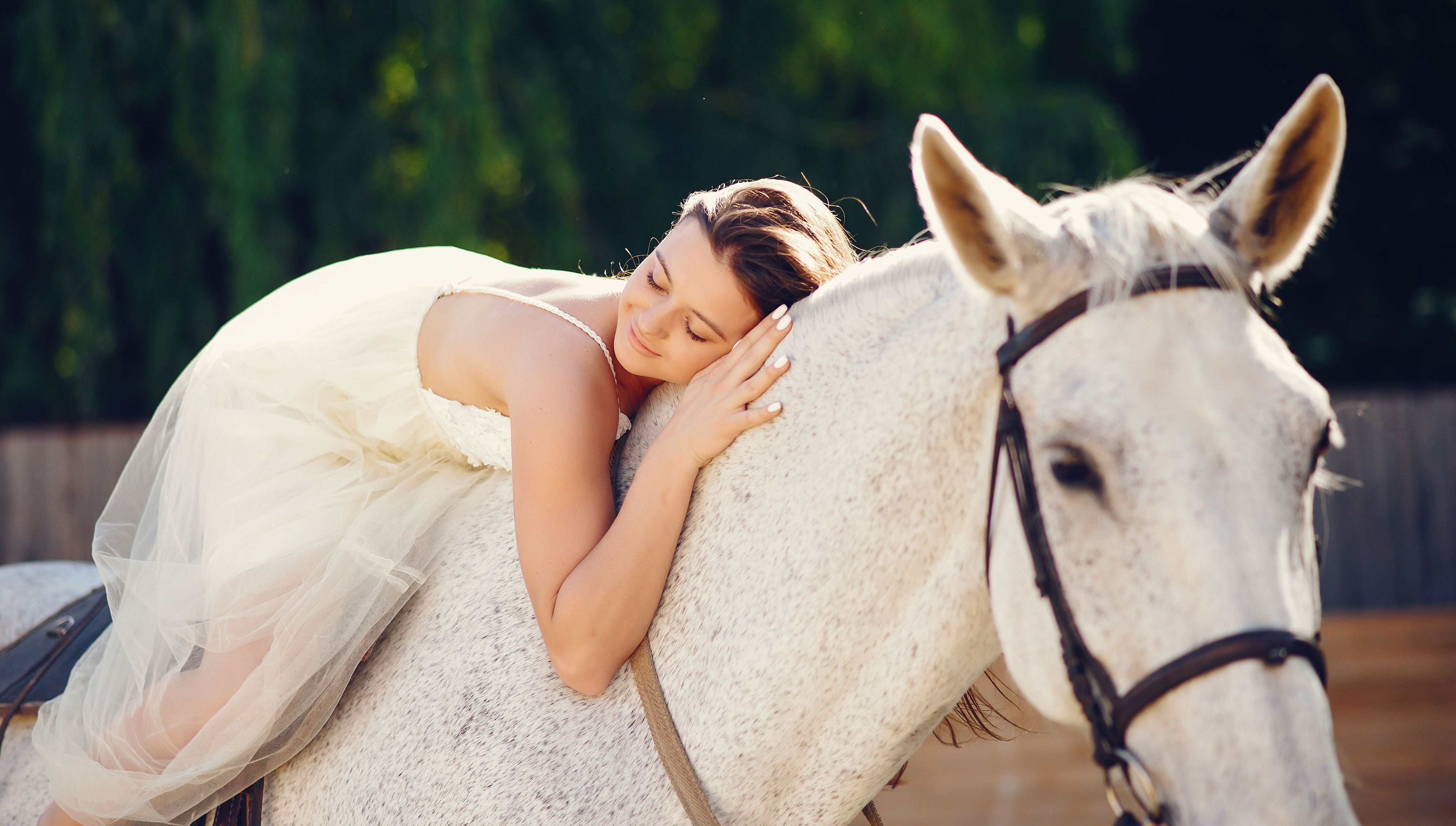 Kvinde slapper af på hesteryg