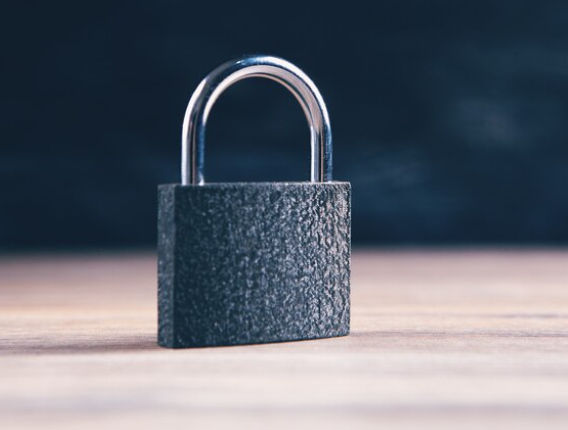 En lukket hængelås står på en træoverflade