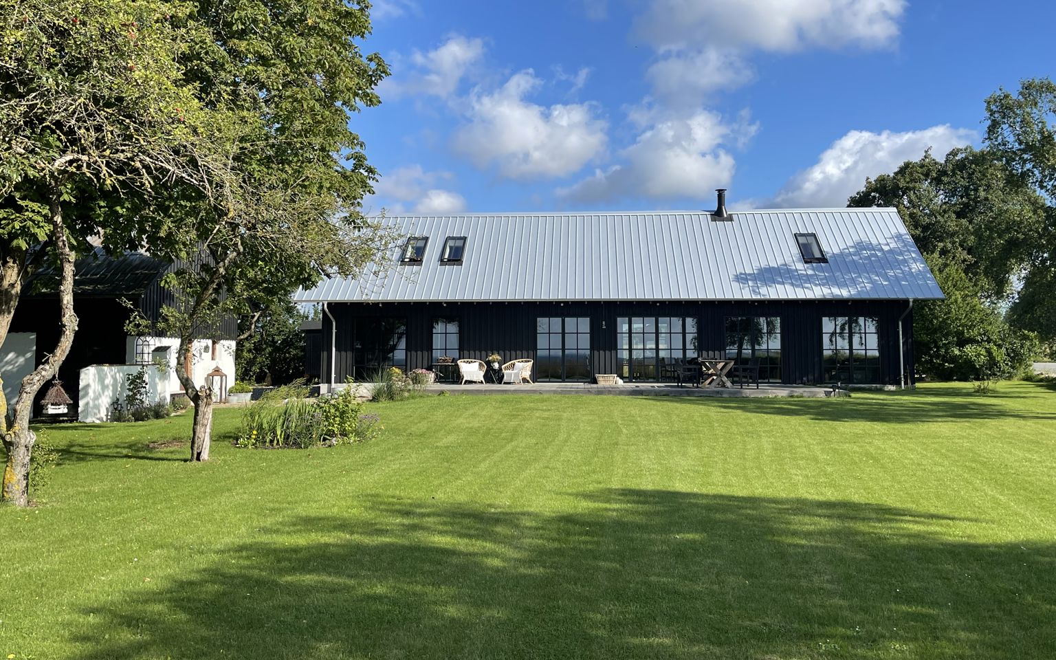 Den ene vinder af arkitekturprisen 2024, et nyopført landsted i Vester Skerninge beklædt med sort træ.