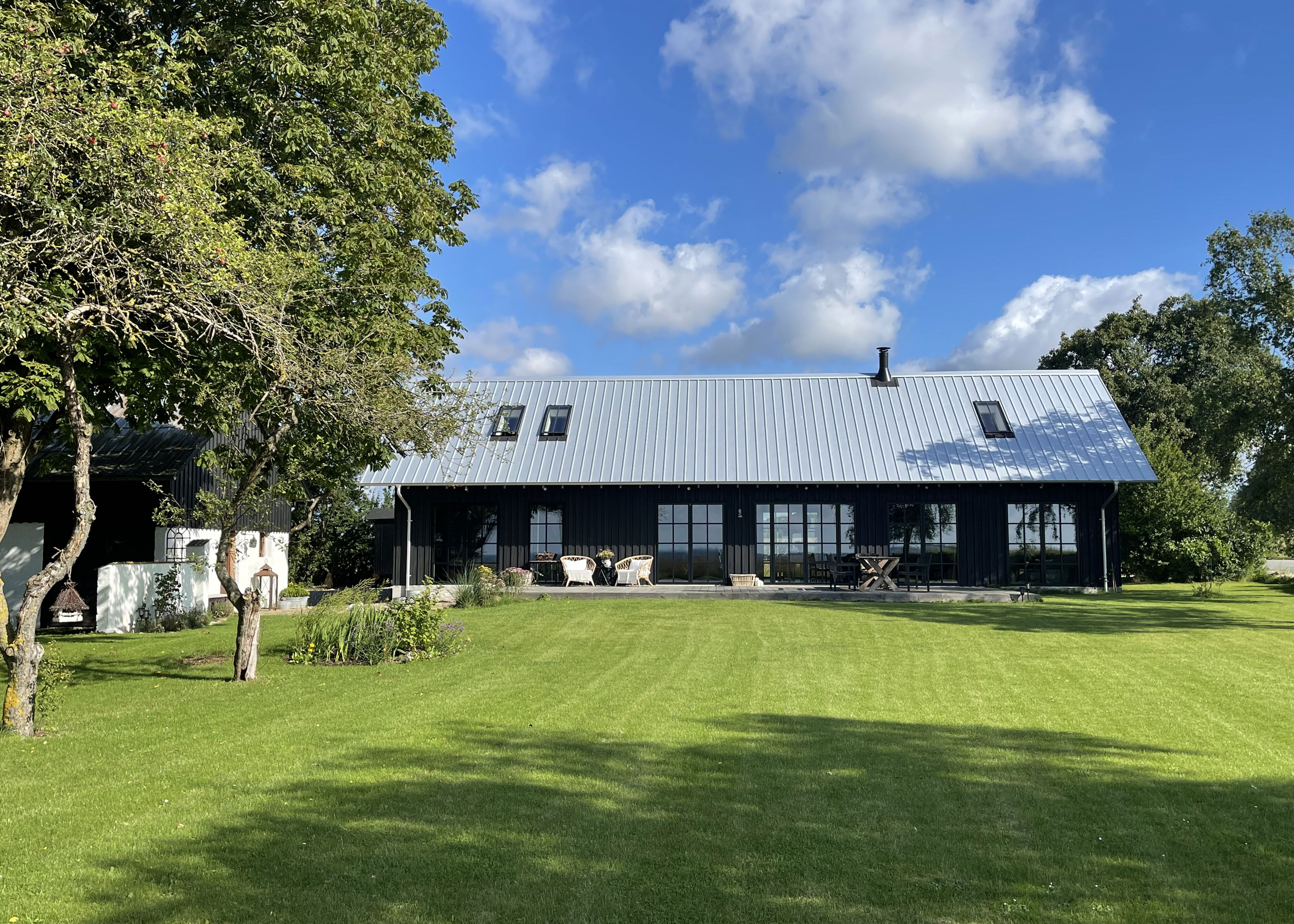 Den ene vinder af arkitekturprisen 2024, et nyopført landsted i Vester Skerninge beklædt med sort træ.