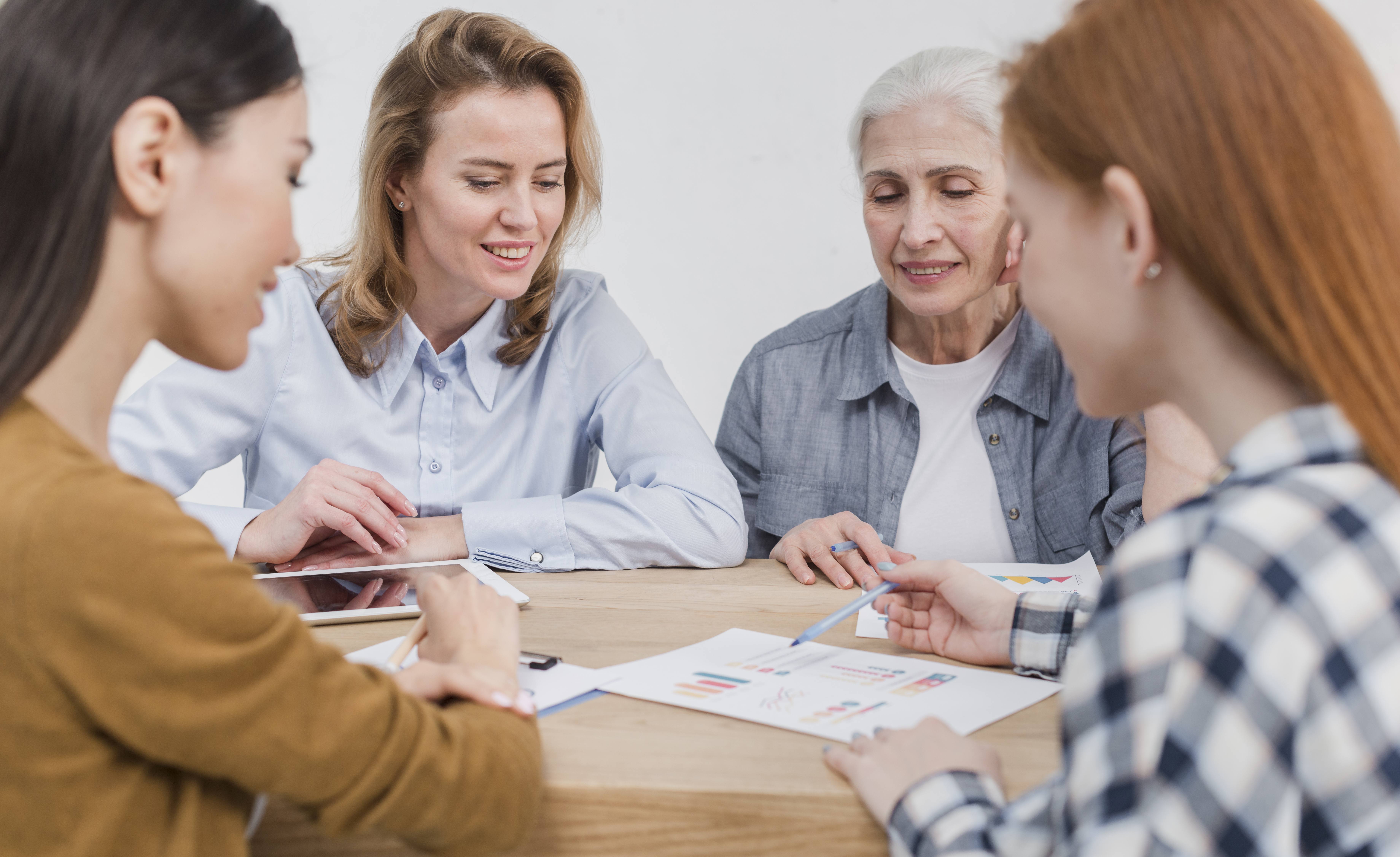 Kvinder deltager i holdtilbud om belastningsreaktioner i Træningsafdelingen i Svendborg Kommune