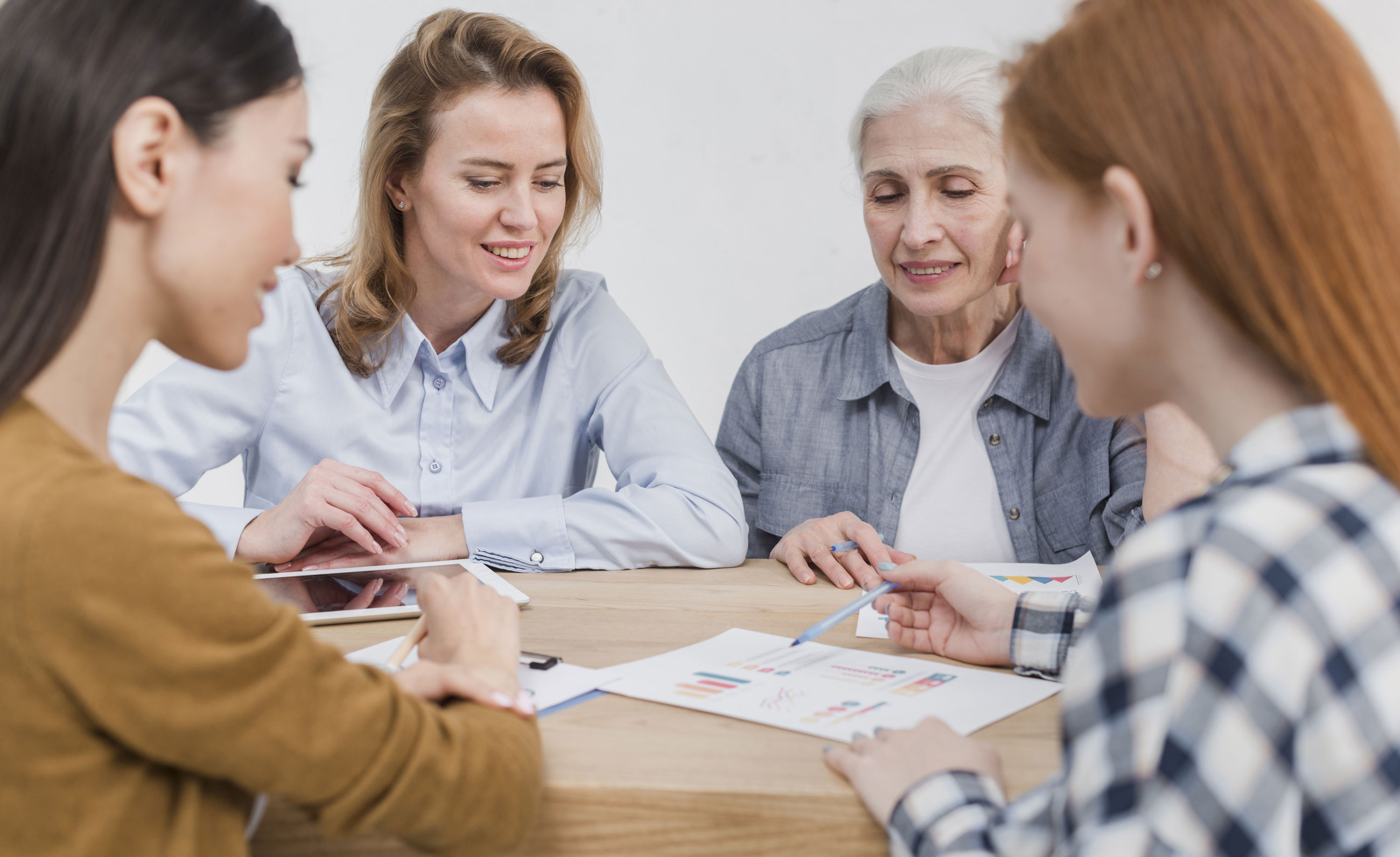 Kvinder deltager i holdtilbud om belastningsreaktioner i Træningsafdelingen i Svendborg Kommune