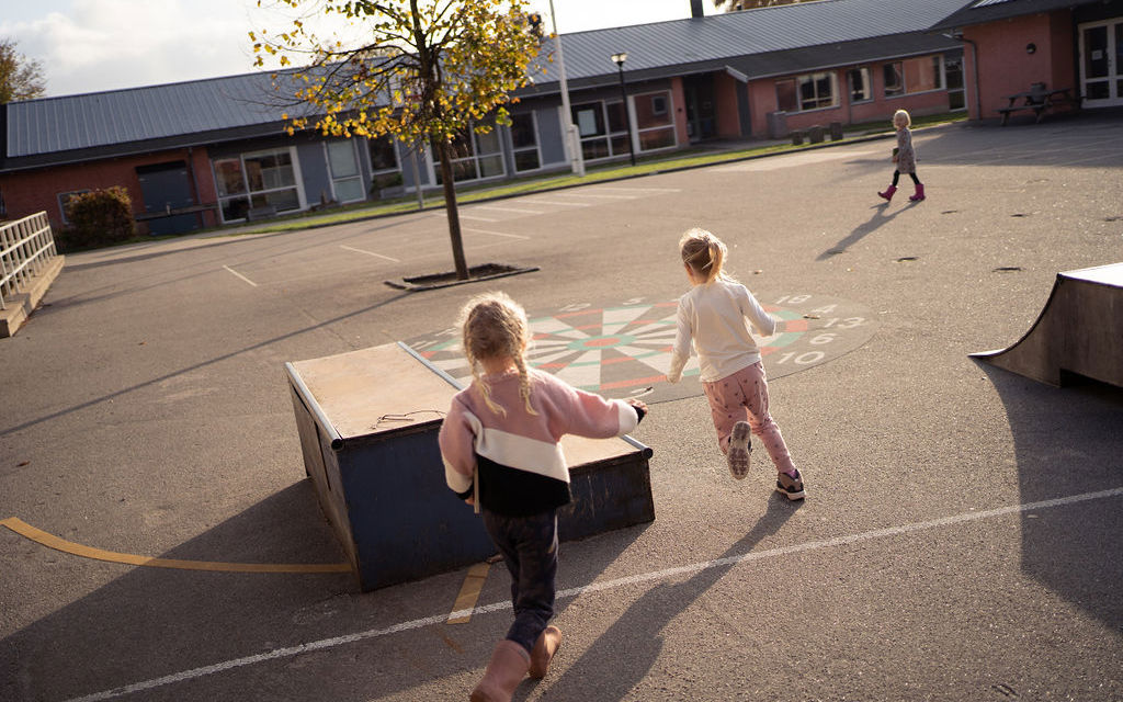 legende børn i skolegård