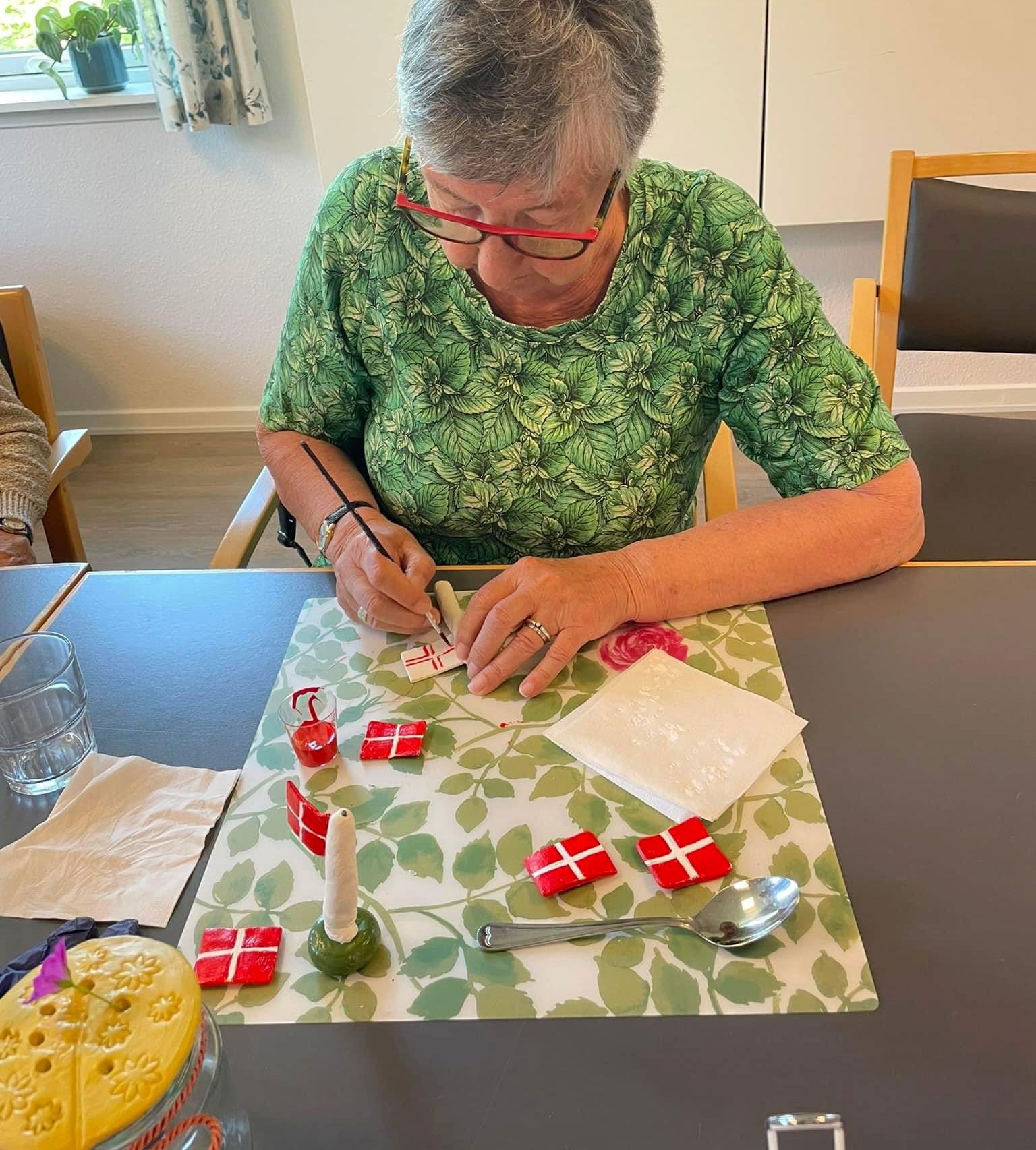 Ældre dame laver håndarbejde