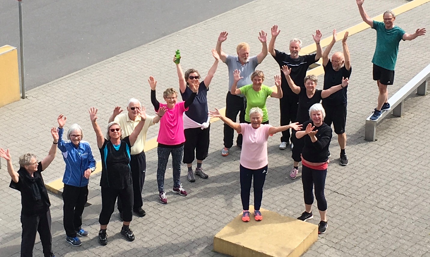 Illustration seniorer der står med åbne arme