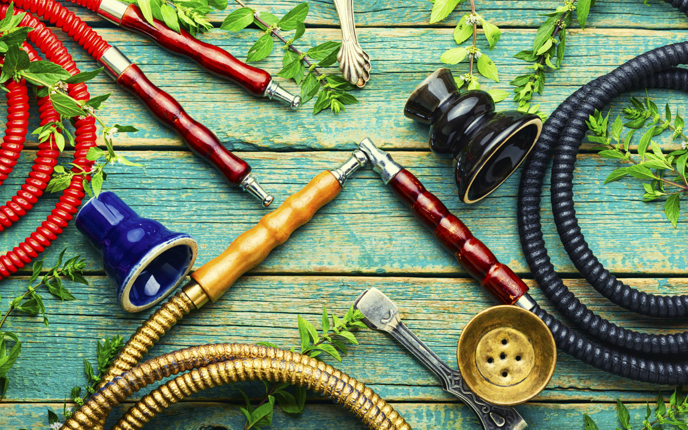 Vandpibehoveder på et grønt bord