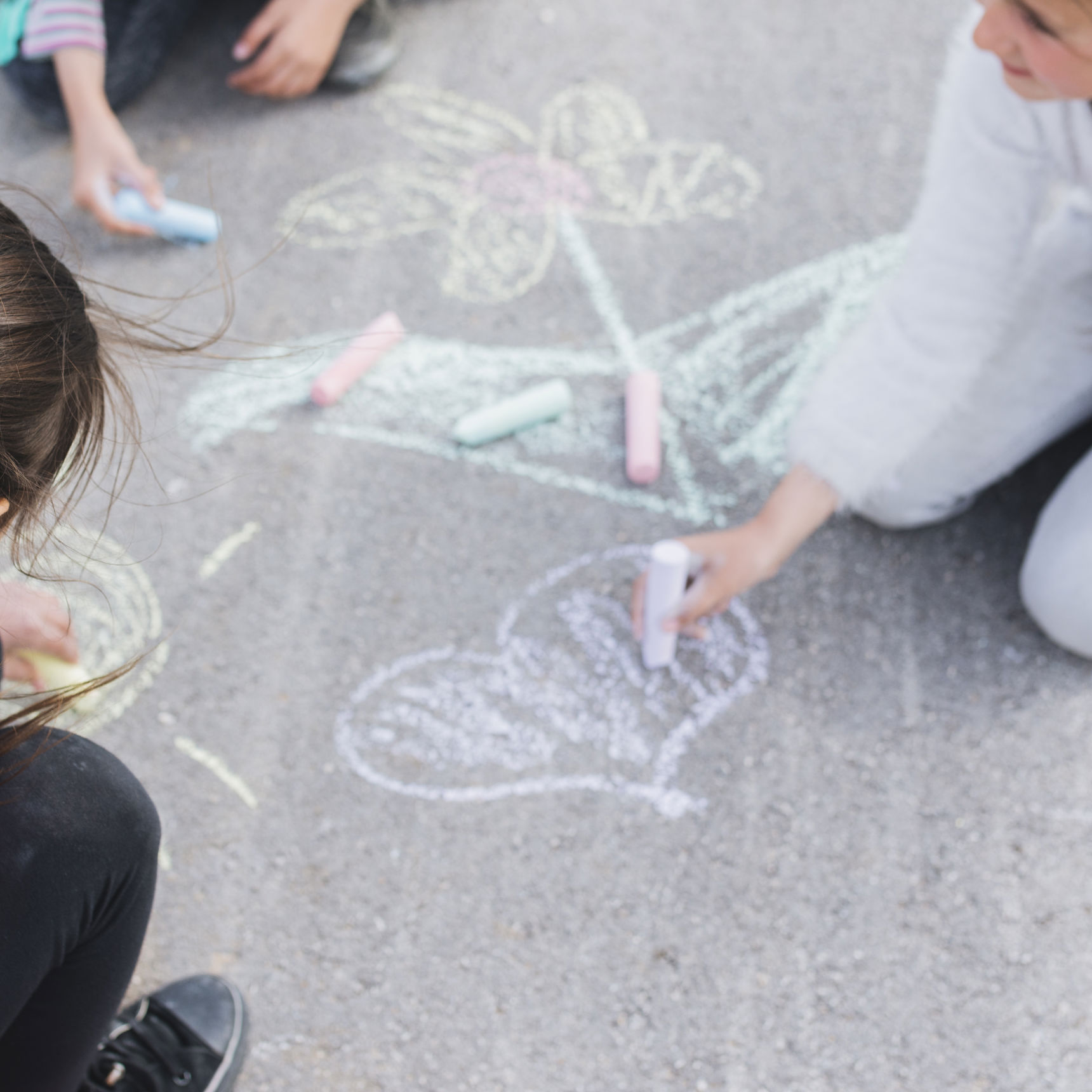 Børn tegner med kridt i skolegård