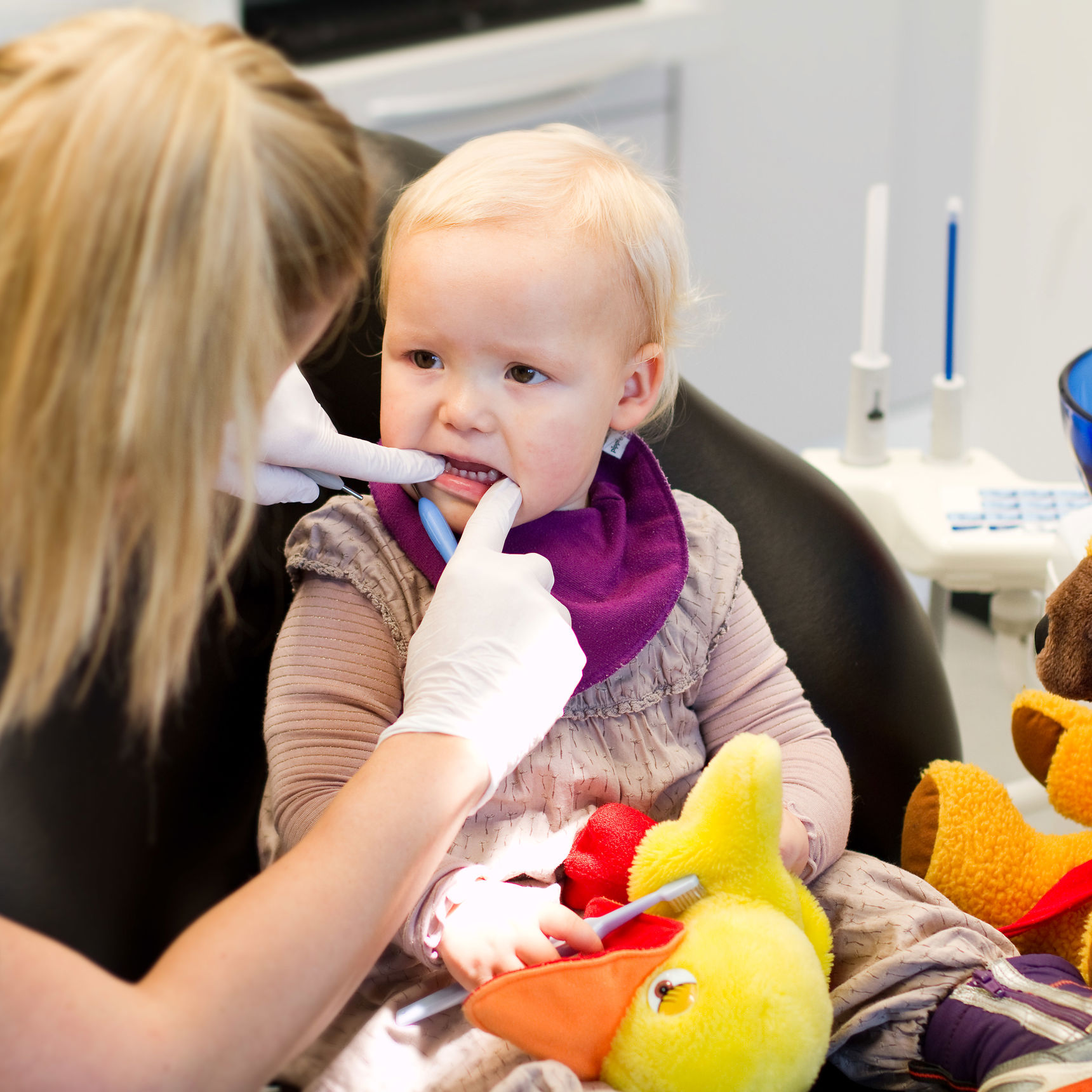 Lille barn ved tandlægen.