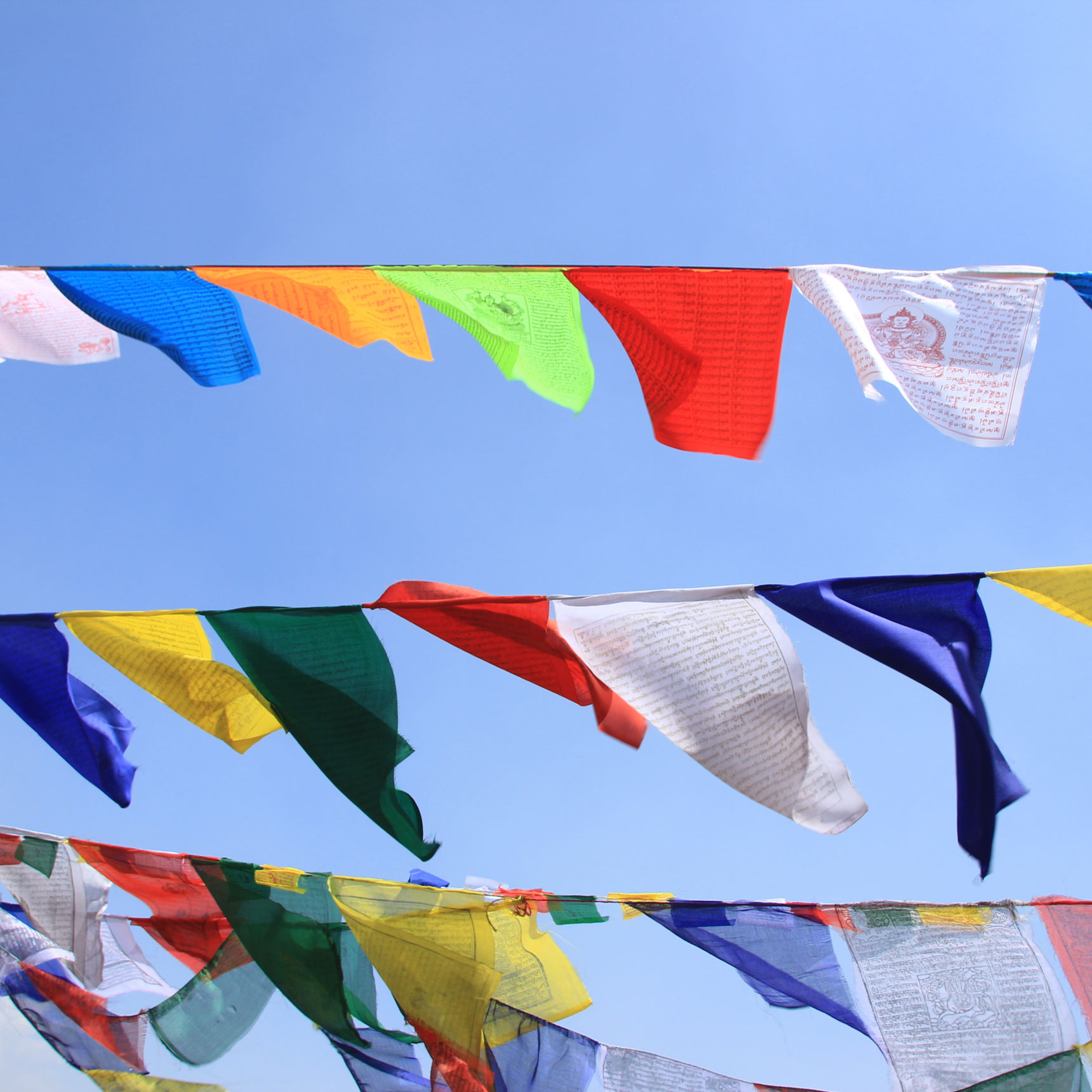 Farvede flag på himlen