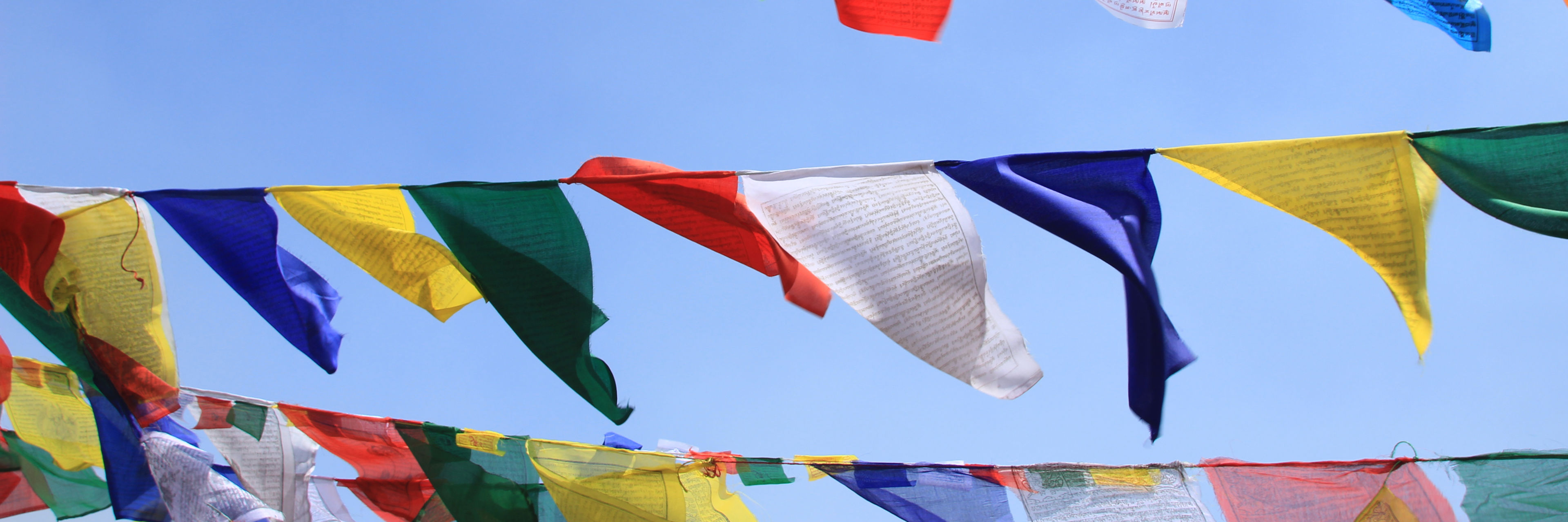 Farvede flag på himlen