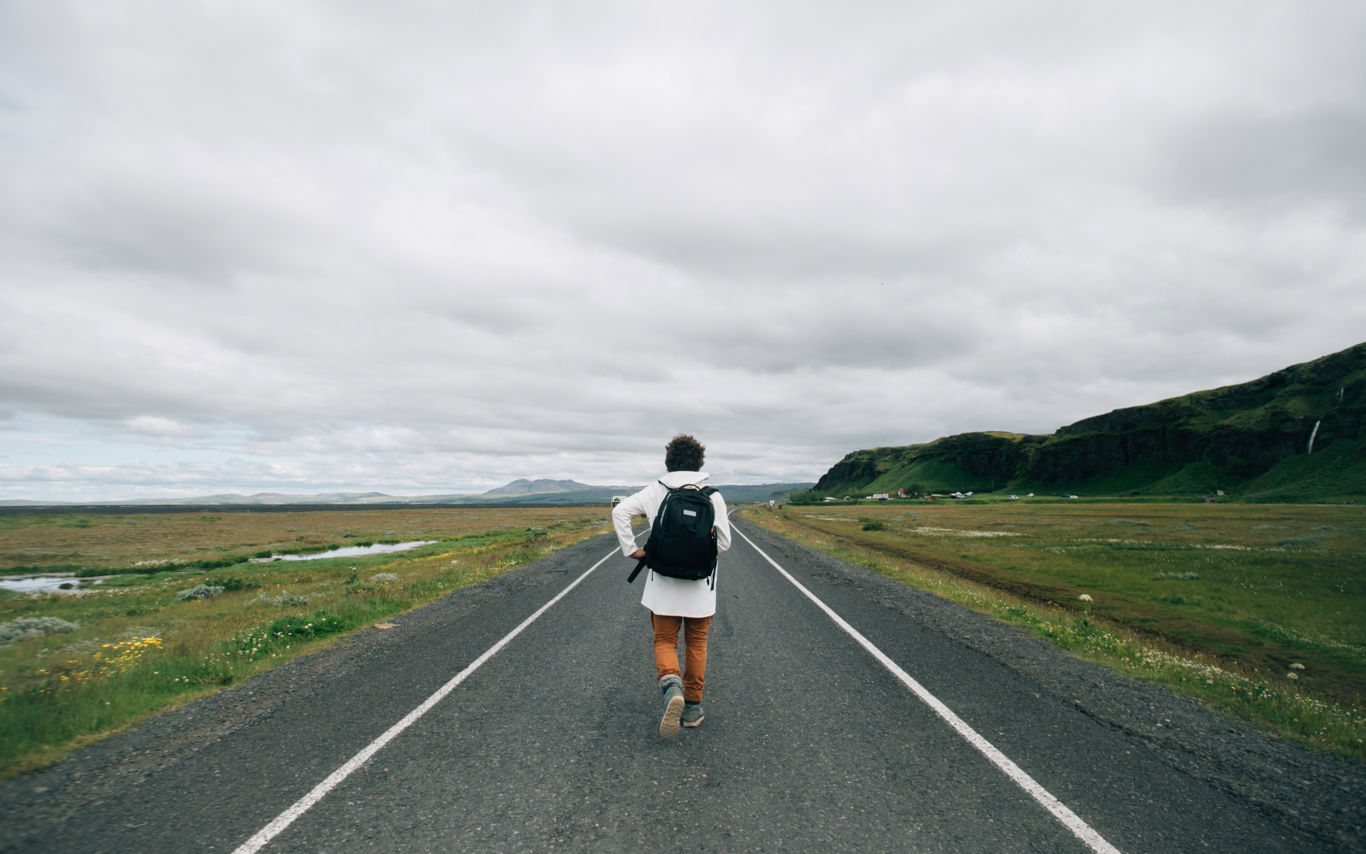 Mand, der går ud mod horisonten