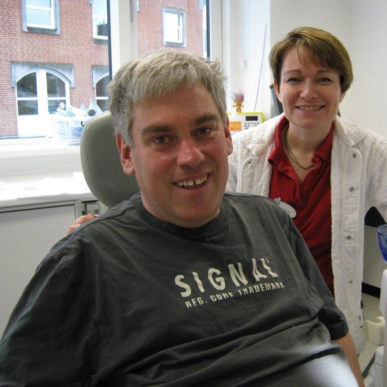 Borger og tandplejepersonal på tandklinik