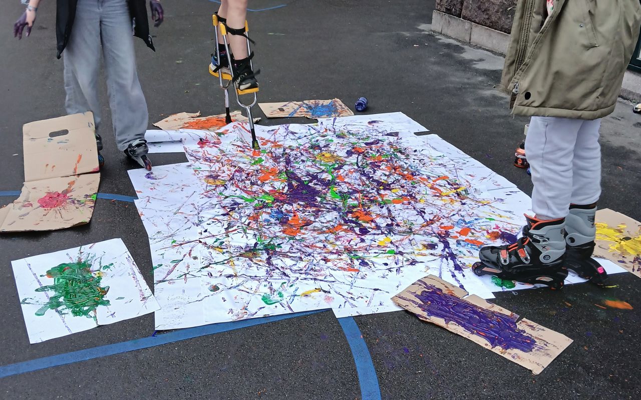 Børn fra Svendborg Juniorklub, som laver et kunstværk til Børnekunstustillingen 2025