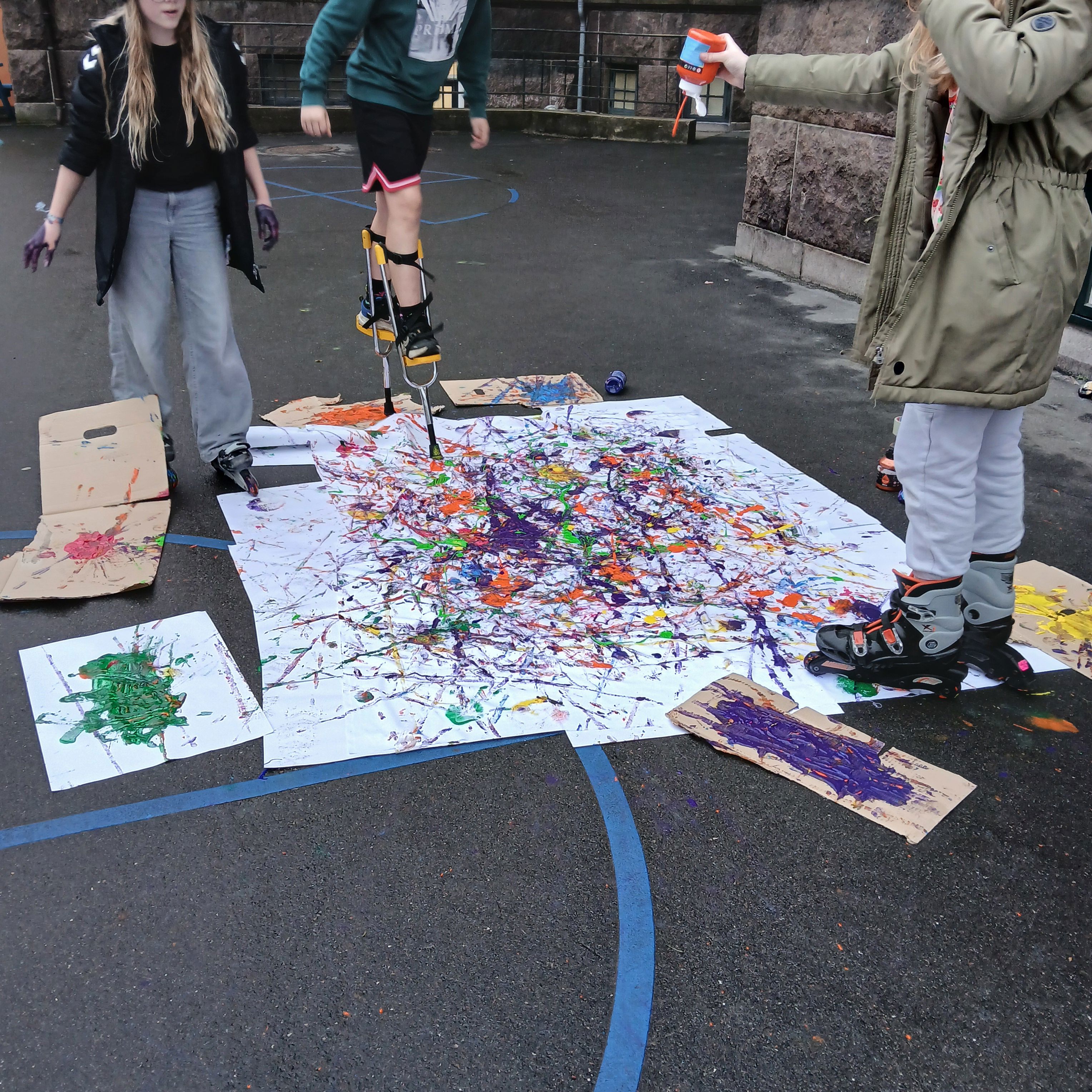 Børn fra Svendborg Juniorklub, som laver et kunstværk til Børnekunstustillingen 2025