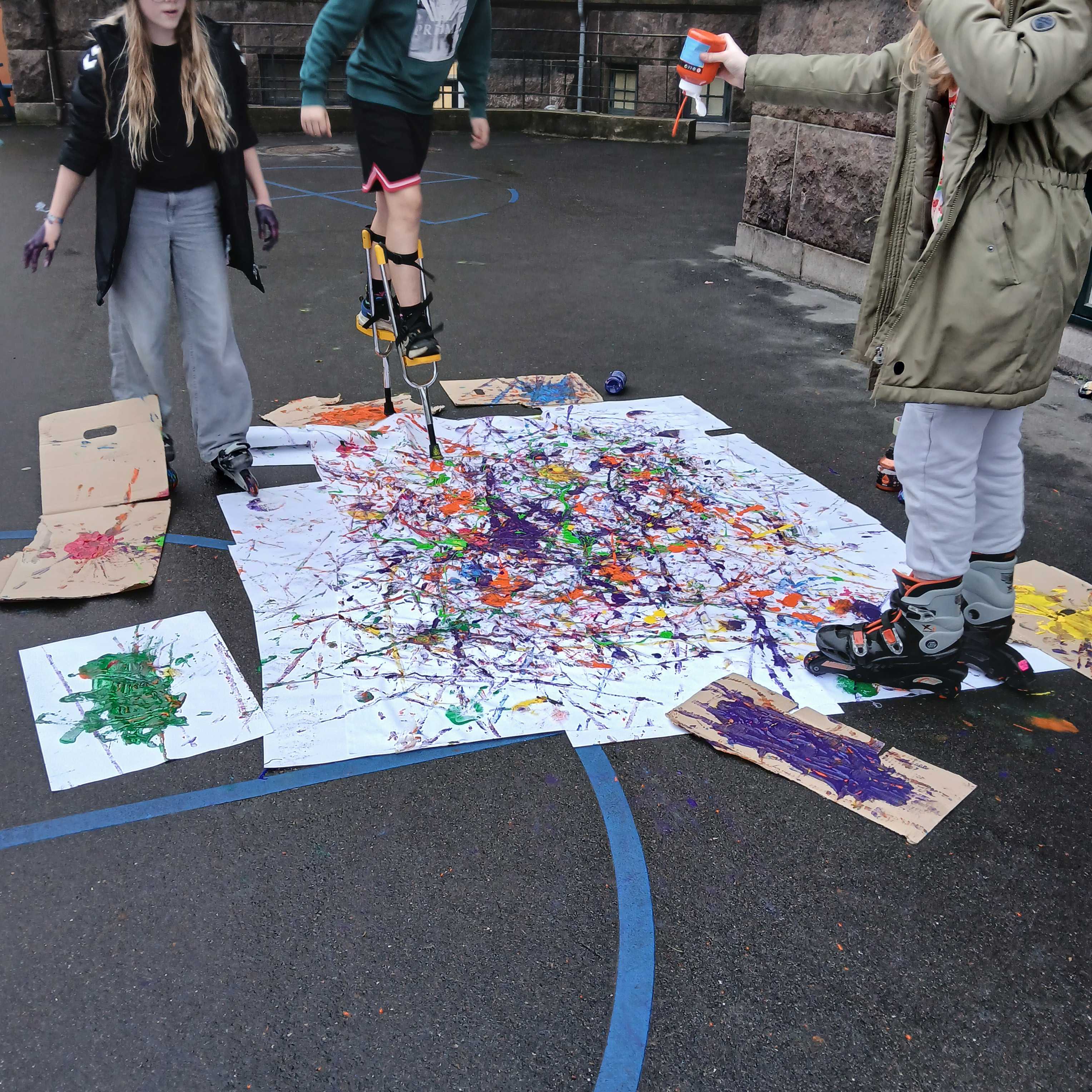 Børn fra Svendborg Juniorklub, som laver et kunstværk til Børnekunstustillingen 2025