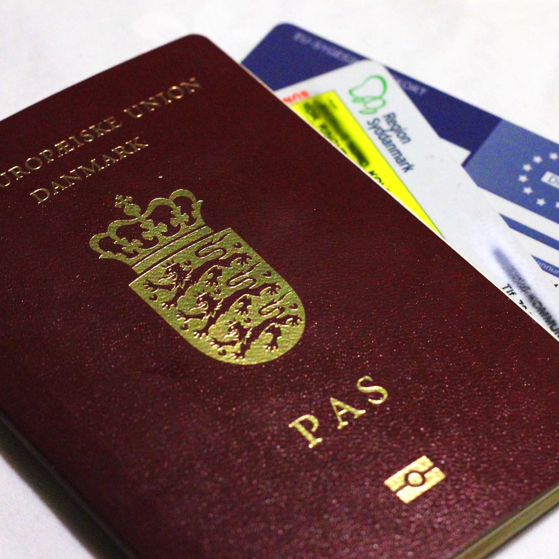 Dansk pas, sundhedskort og eu-sygesikringskort