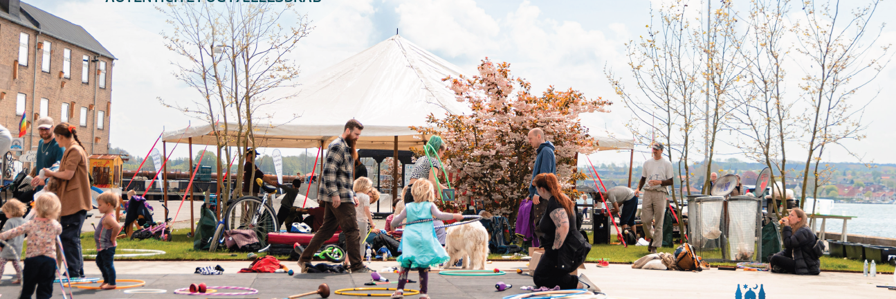 Børn og forældre der leger udenfor på Frederiksø