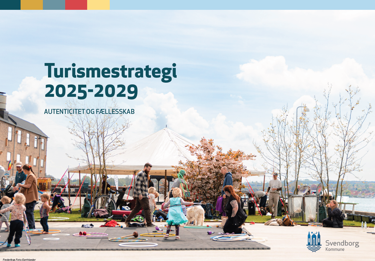 Børn og forældre der leger udenfor på Frederiksø