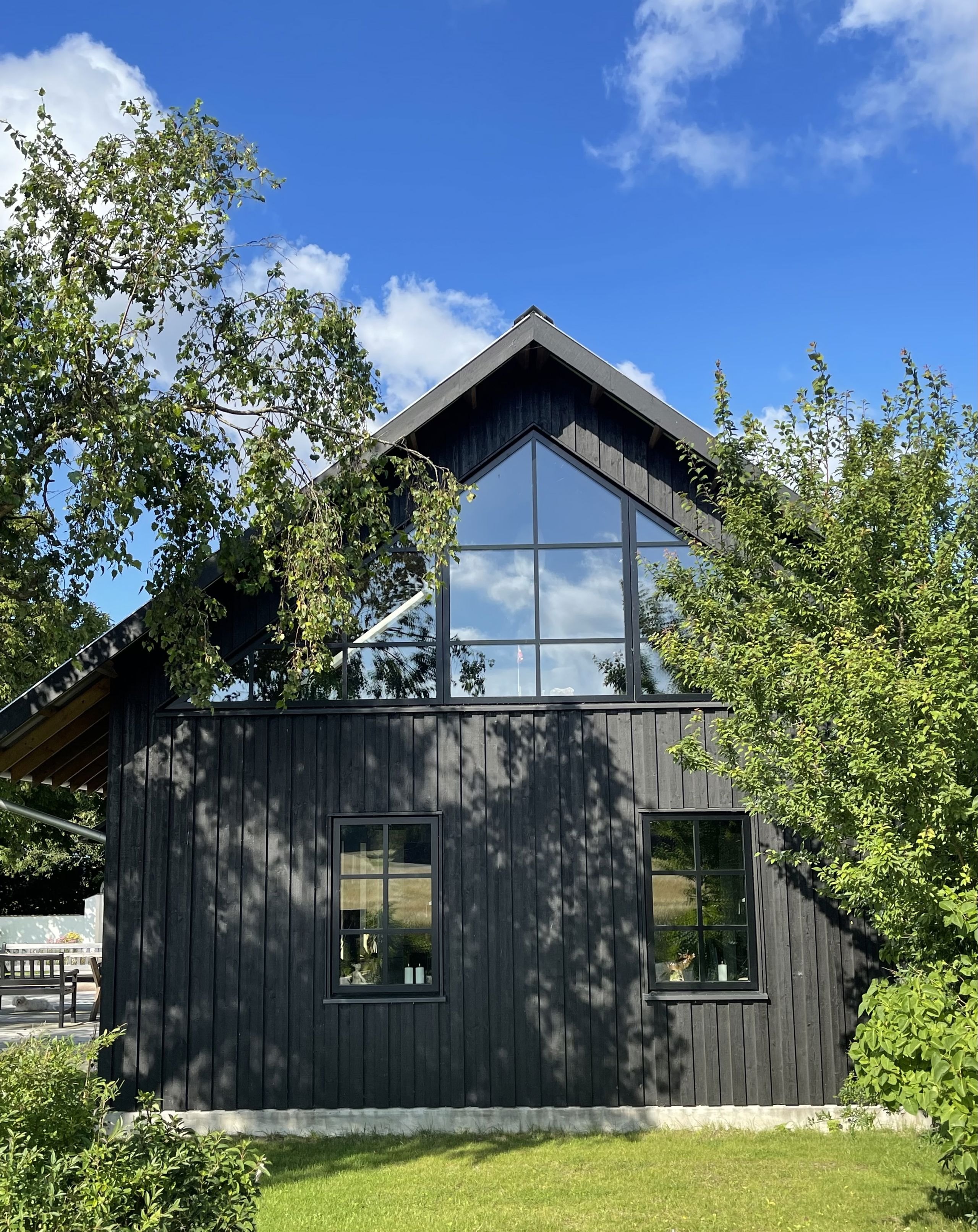 Den ene vinder af arkitekturprisen 2024, et landsted i Vester Skerninge. Et langhus beklædt i sort træ.
