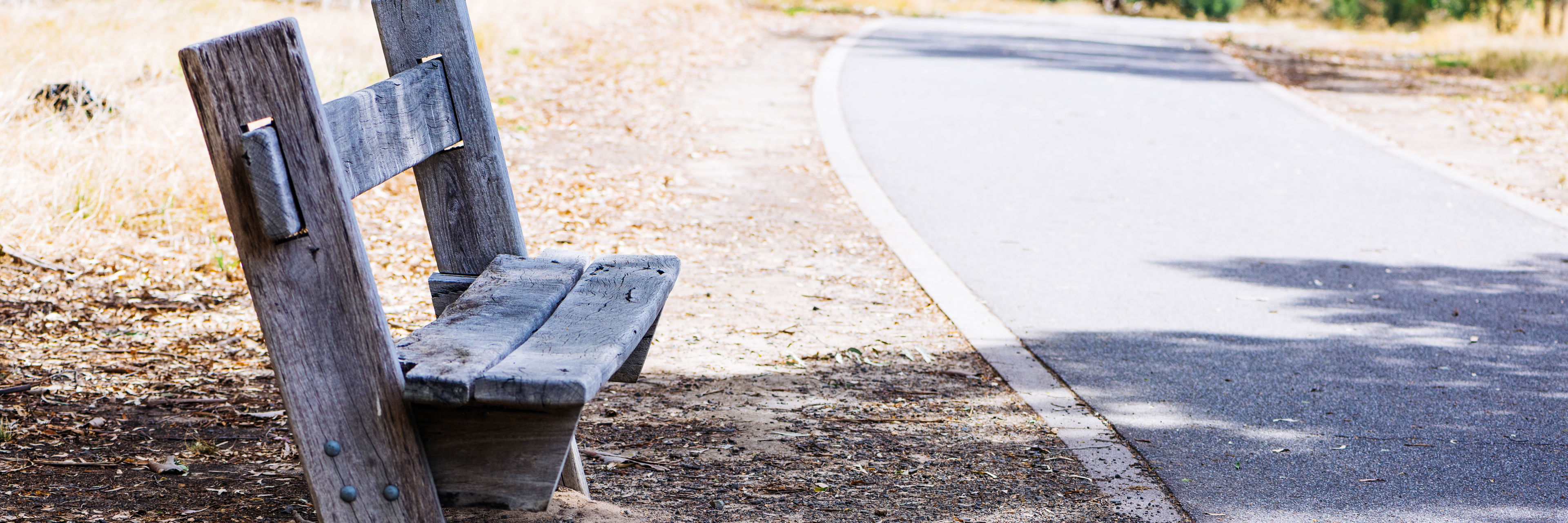 Bænk i siden af en vej