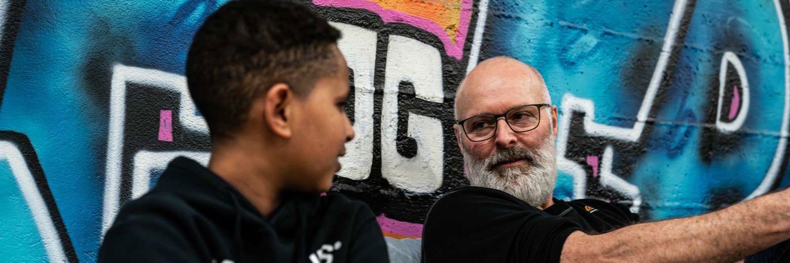 Samtale mellem ung og medarbejder på ungdomsskolen