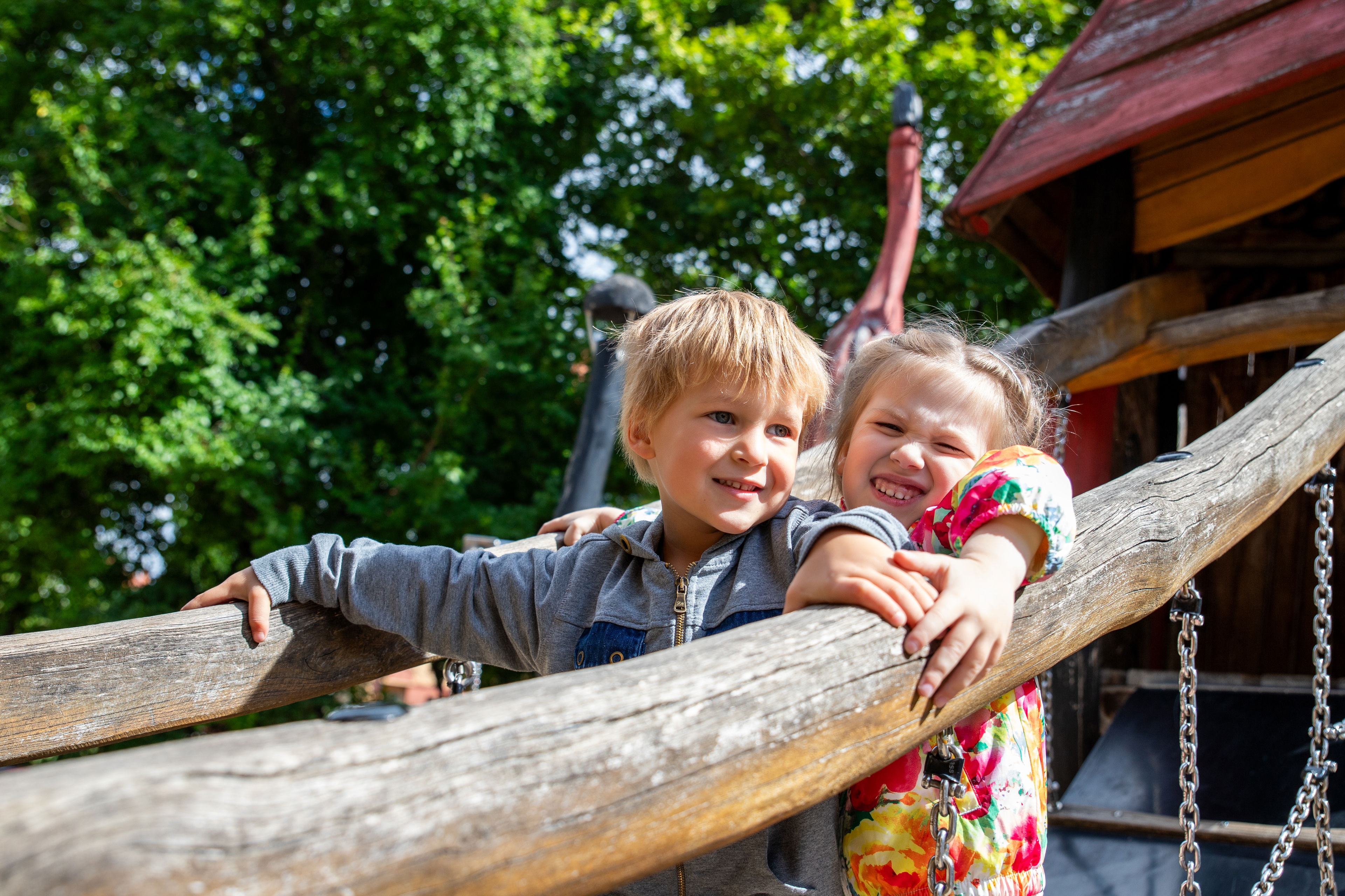 To børn på toppen af legetårn