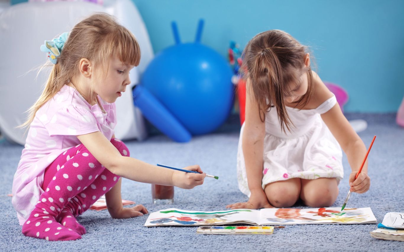 Børn maler