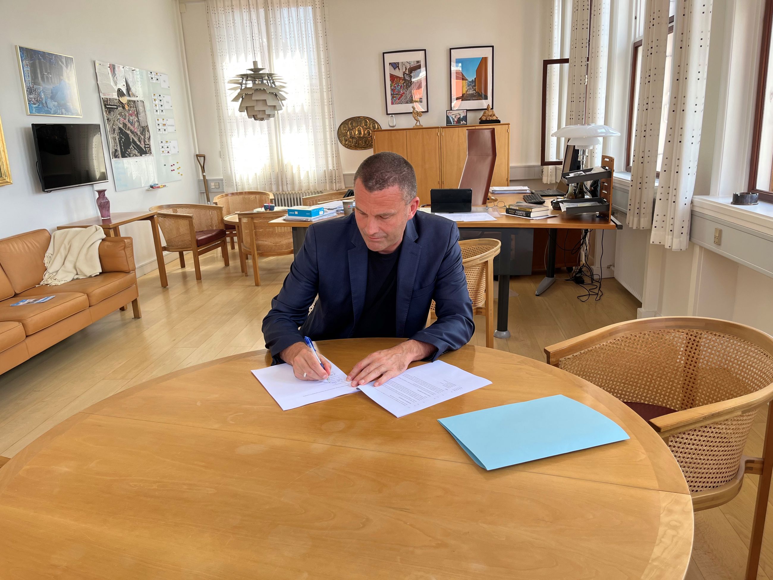 Bo Hansen underskriver aftalen om Unge Navigator