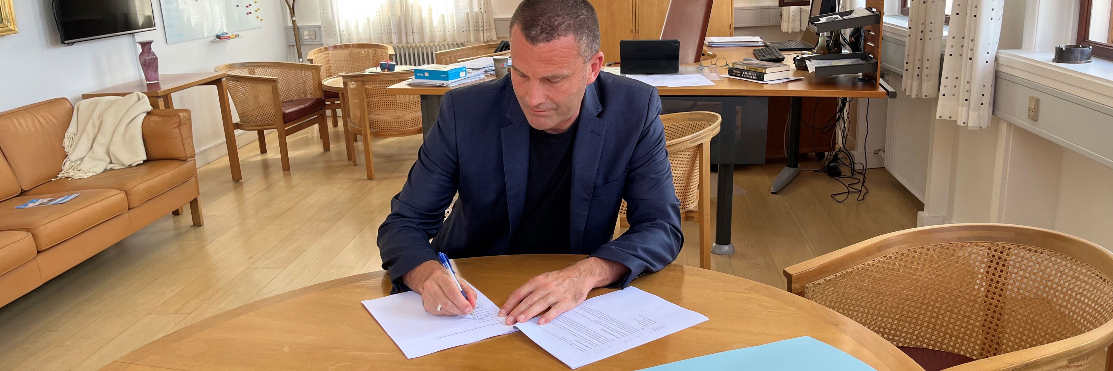 Bo Hansen underskriver aftalen om Unge Navigator