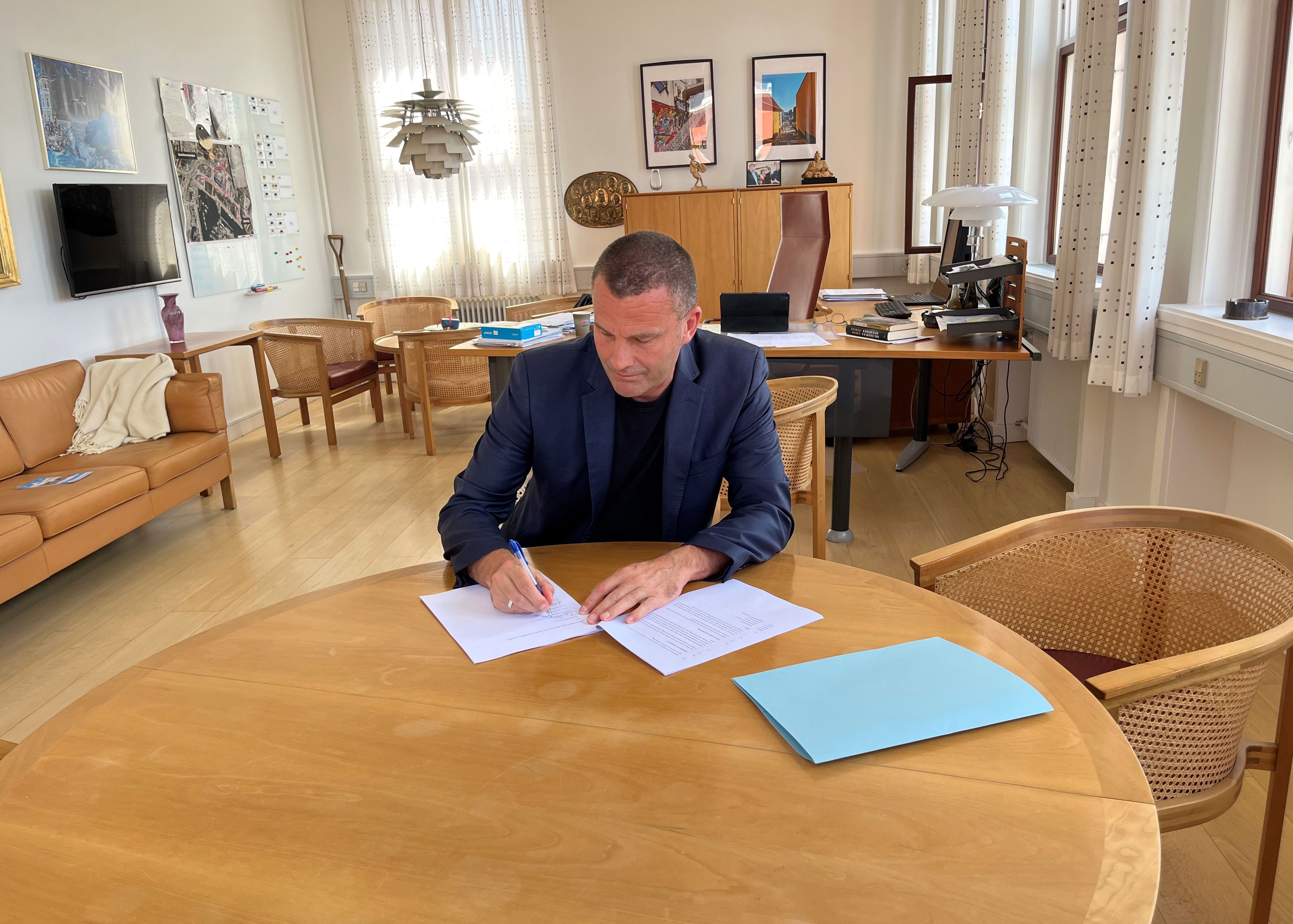 Bo Hansen underskriver aftalen om Unge Navigator