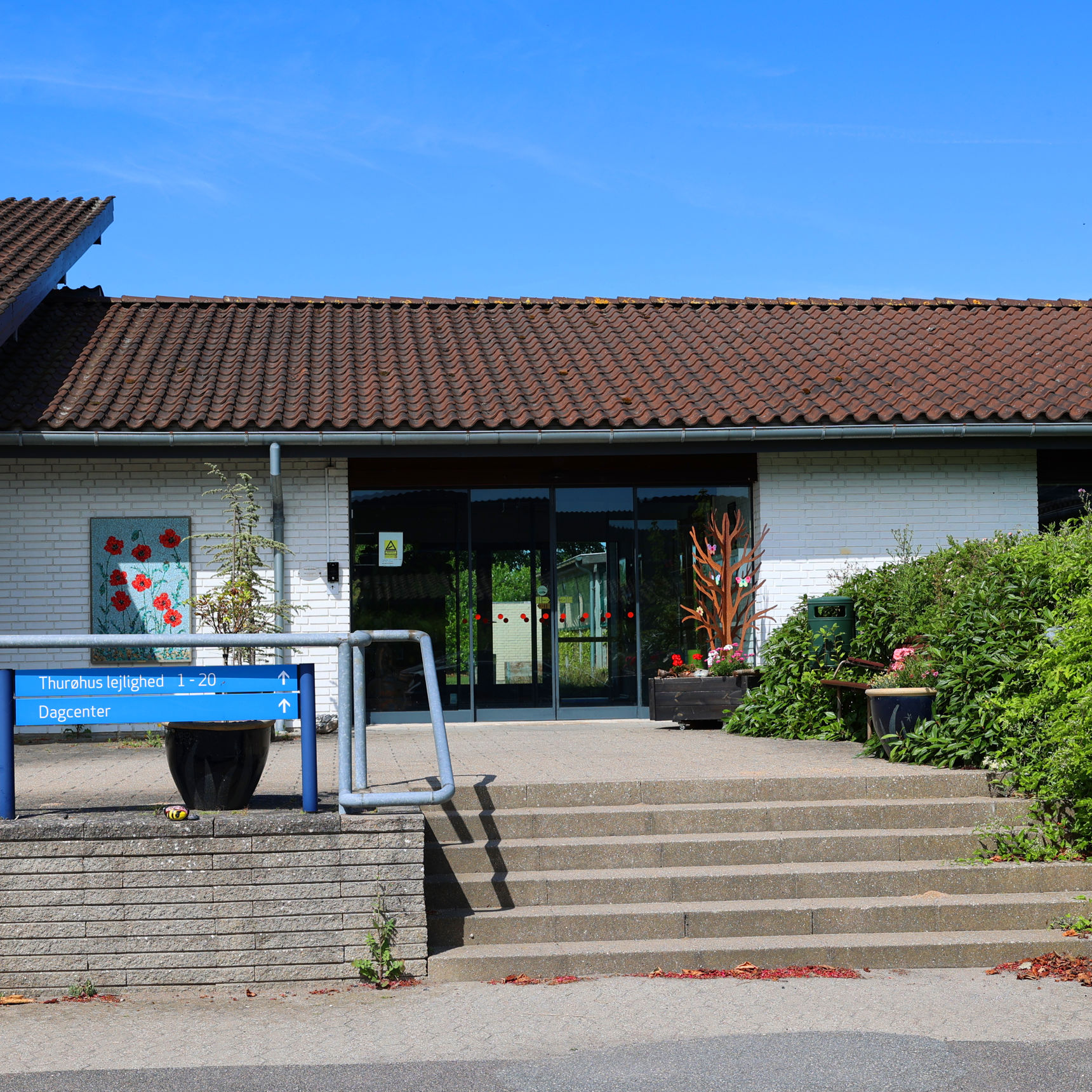 Foto af hovedindgang som anvendes ved adgang til træningscenter.