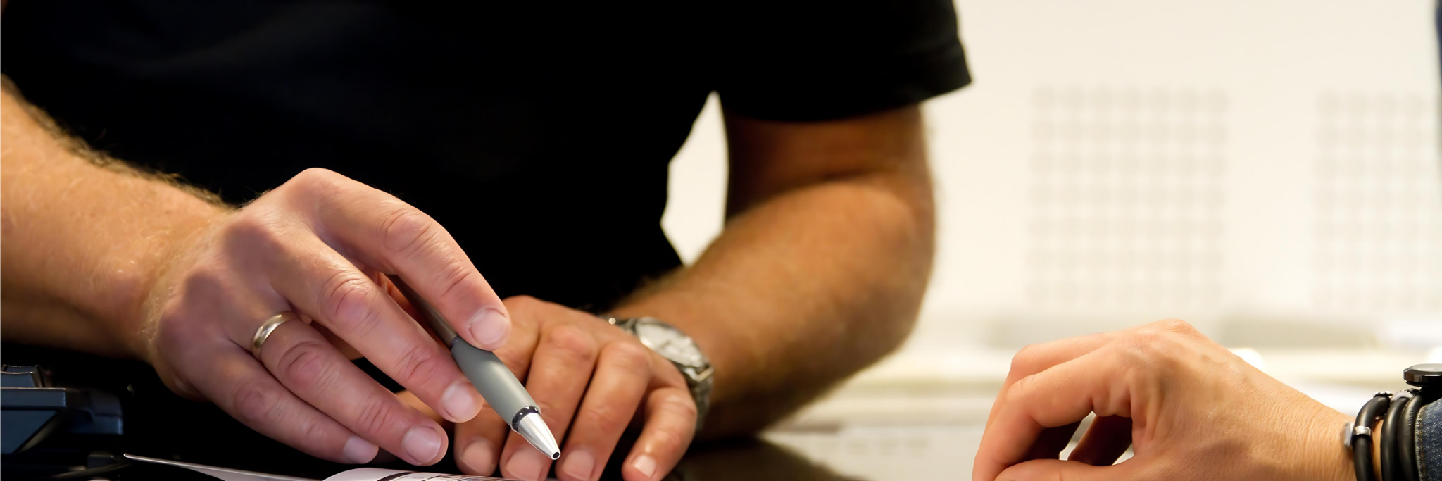 Mennesker, der underskriver dokumenter