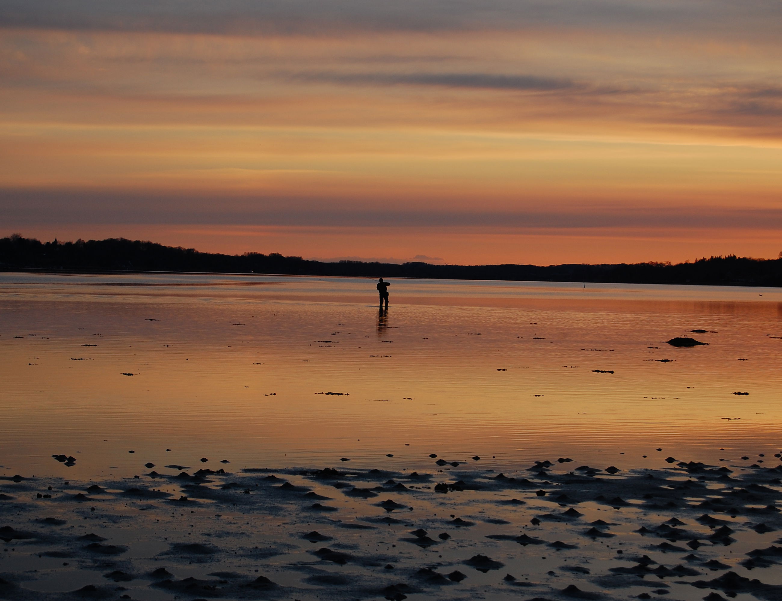Lystfisker i solnedgangen.