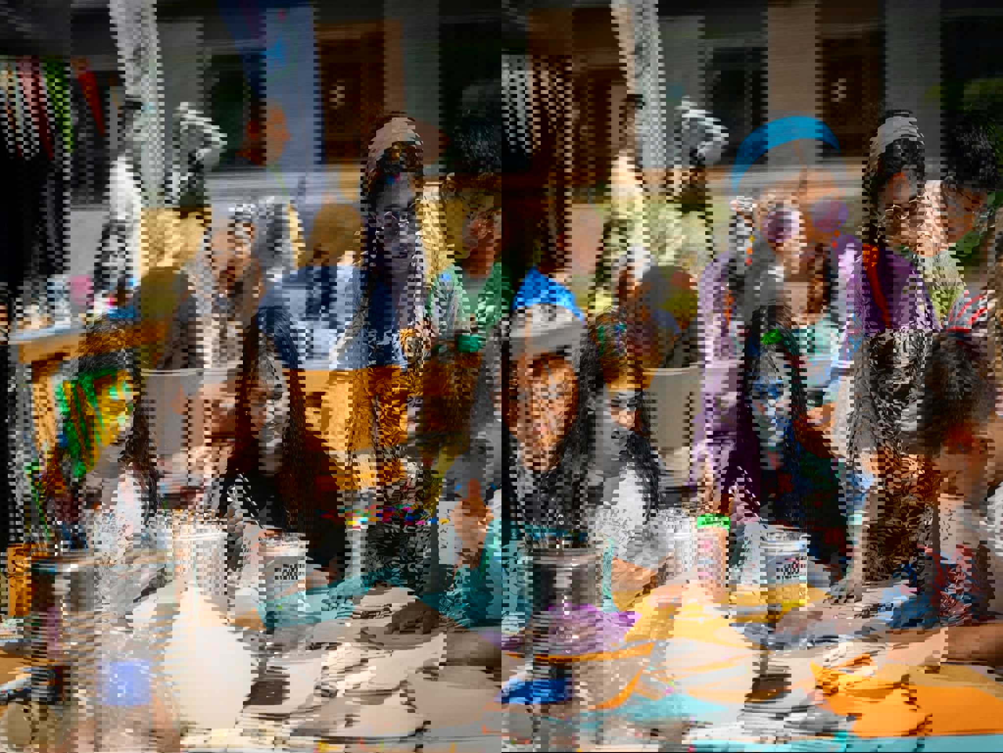 Store børn tegner og laver krea til aktiv sommer i Skovparken.