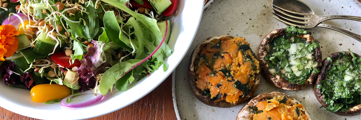 Fyldte portobellosvampe, salat med bønnespirer, agurker og tomater samt en grøn tabouleh. Velbekomme!