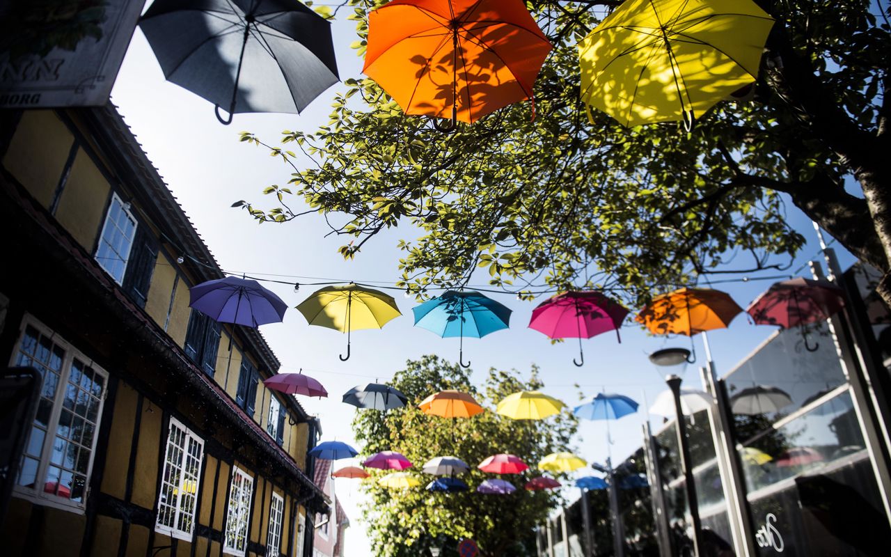 Paraplyer, der hænger i gågade