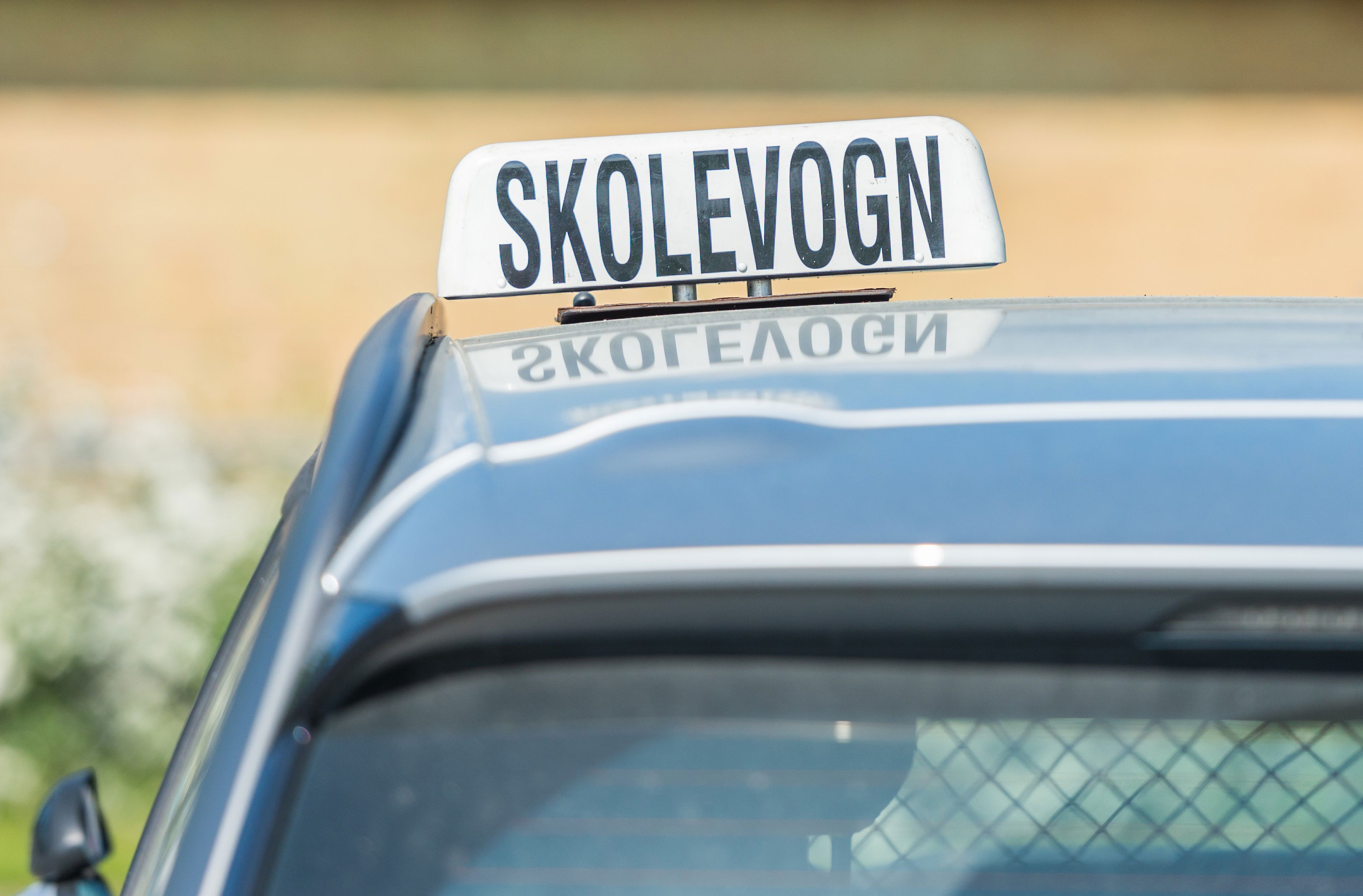 Bil med skolevogns skilt på taget