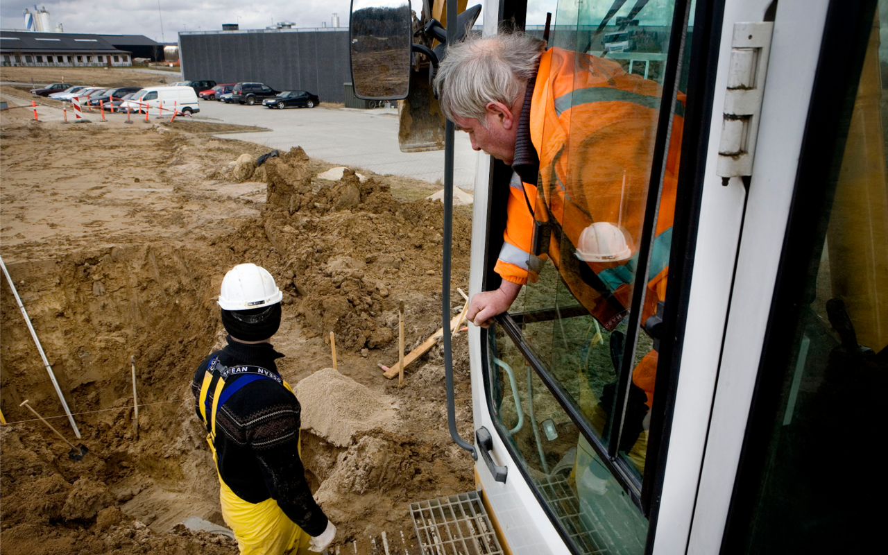 To mænd på en byggeplads