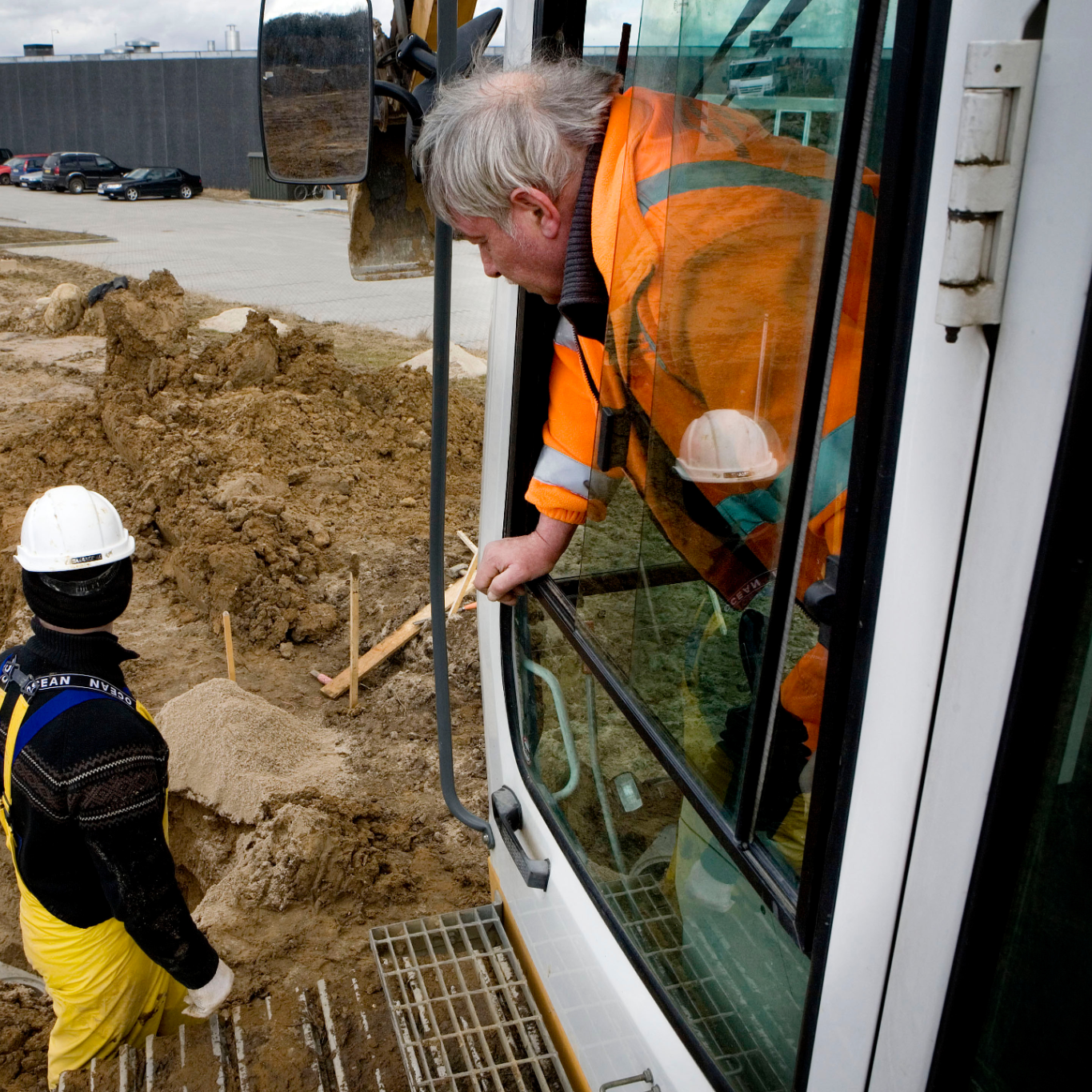 To mænd på en byggeplads