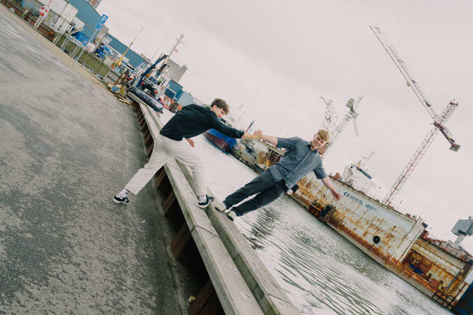 På kanten af havnen