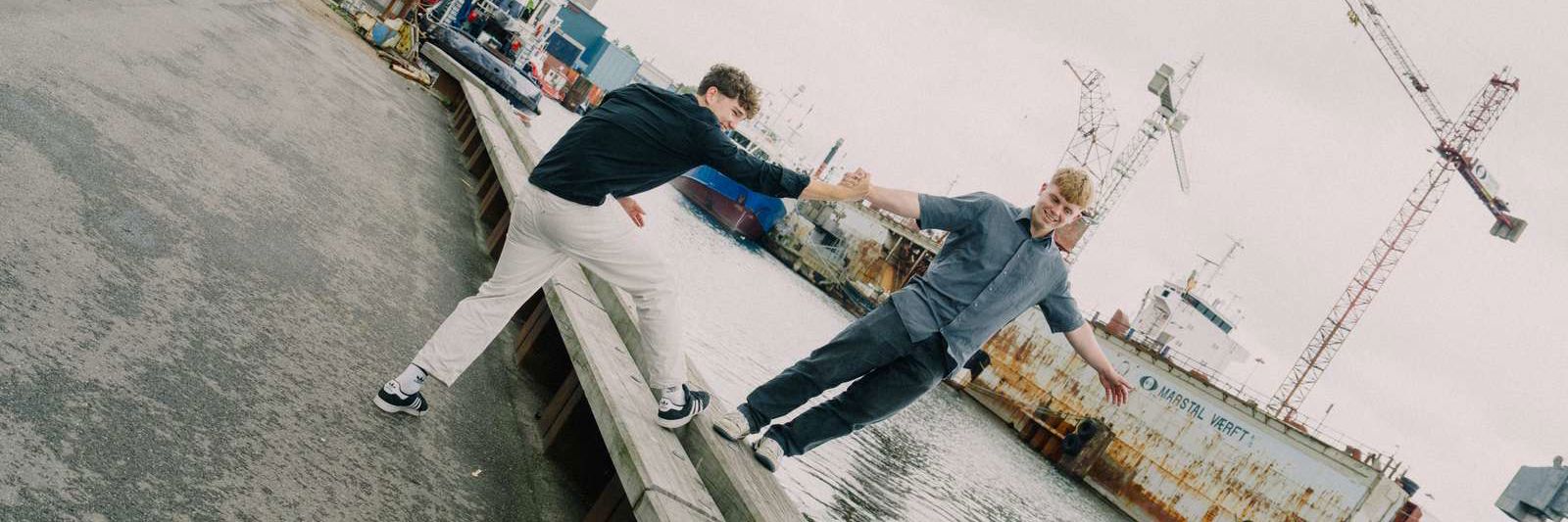 På kanten af havnen