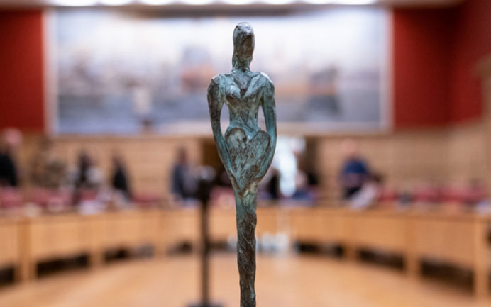 Statuette af kunstneren Sabine Jensen - Handicapprisen