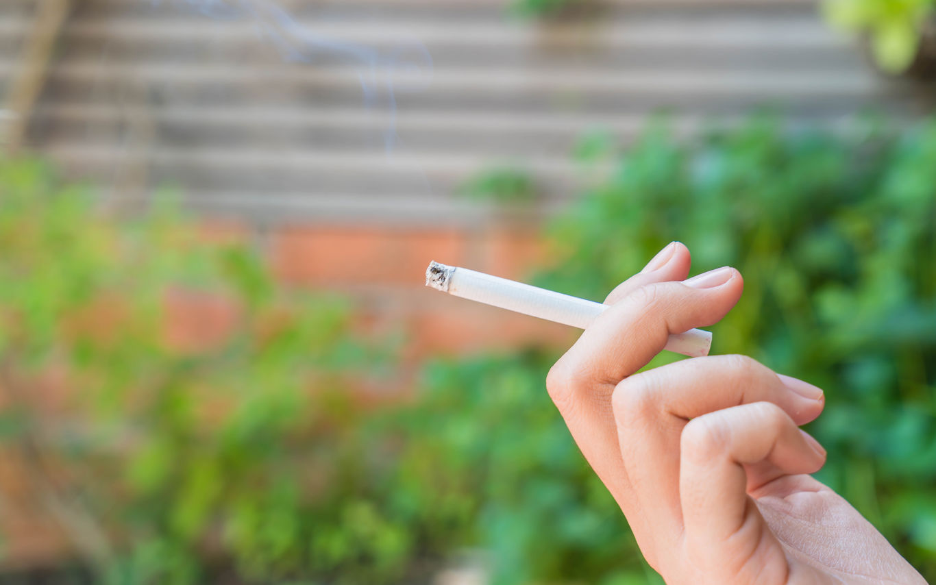 Hånd, der holder en cigaret
