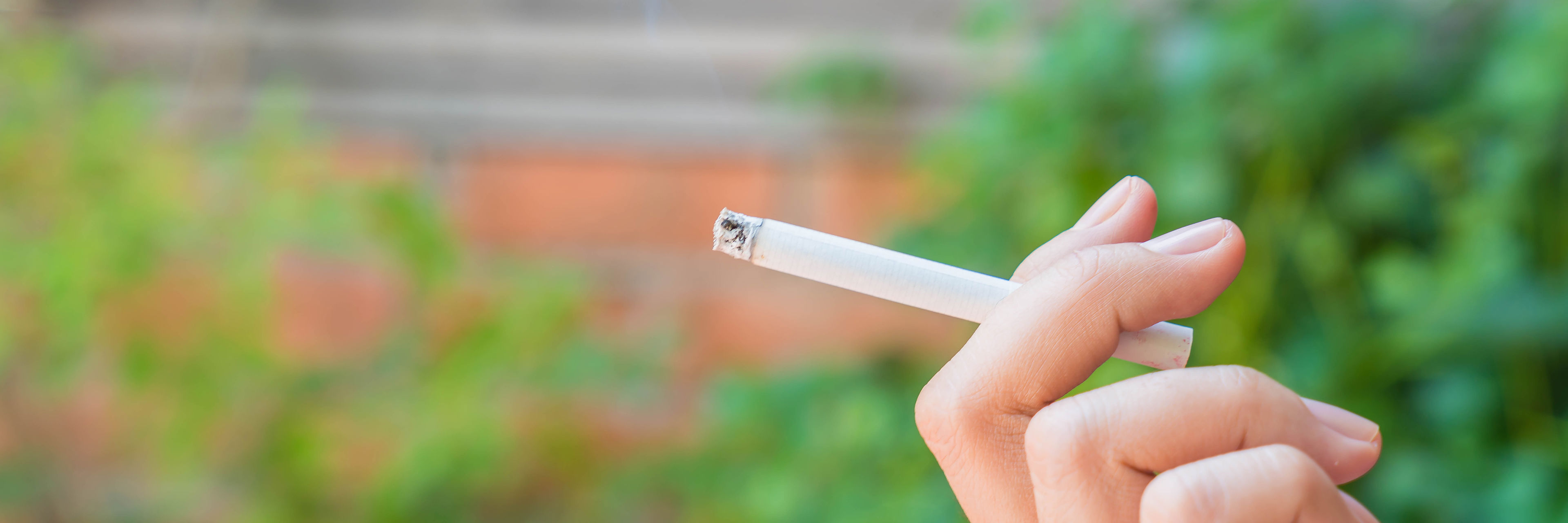 Hånd, der holder en cigaret