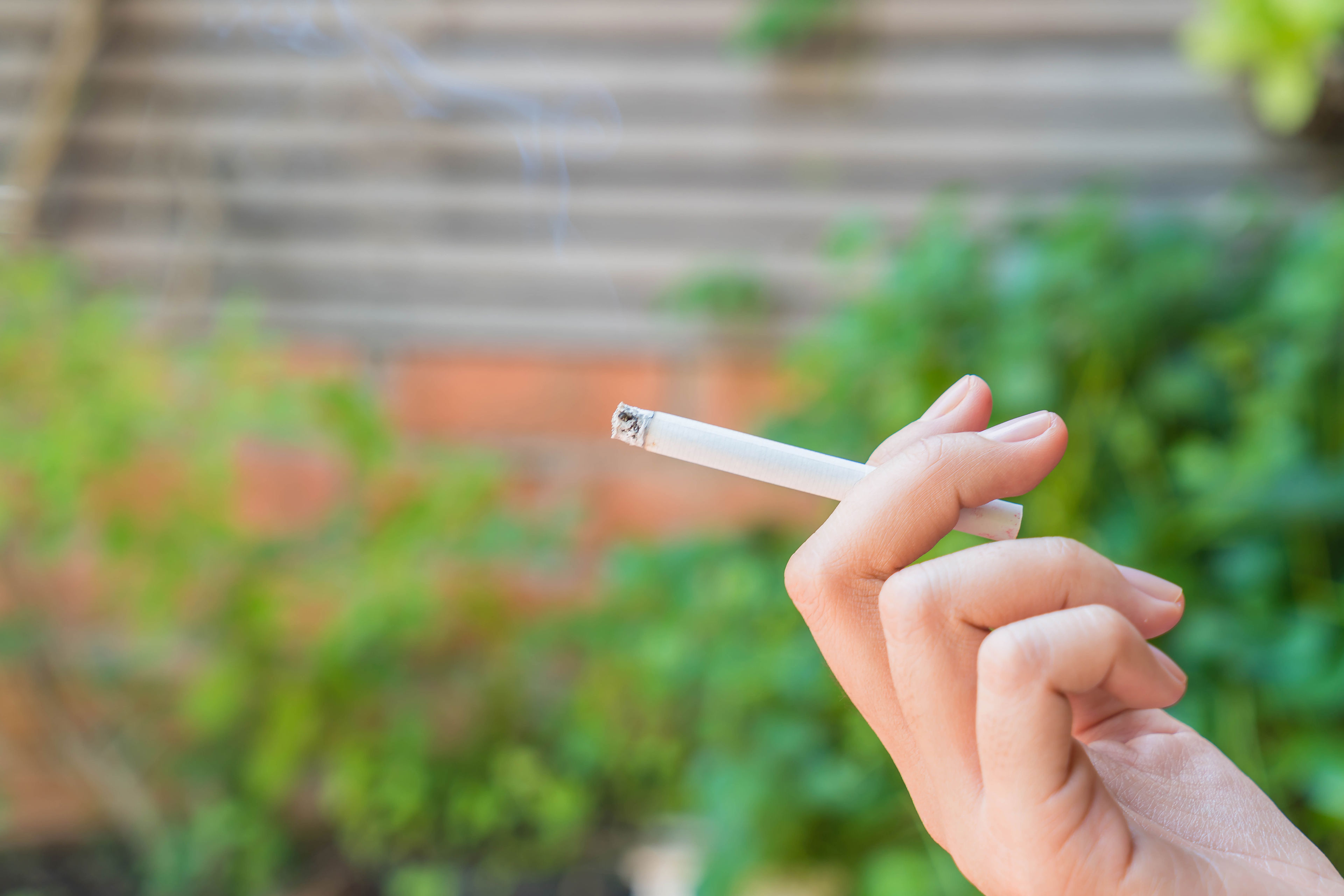 Hånd, der holder en cigaret