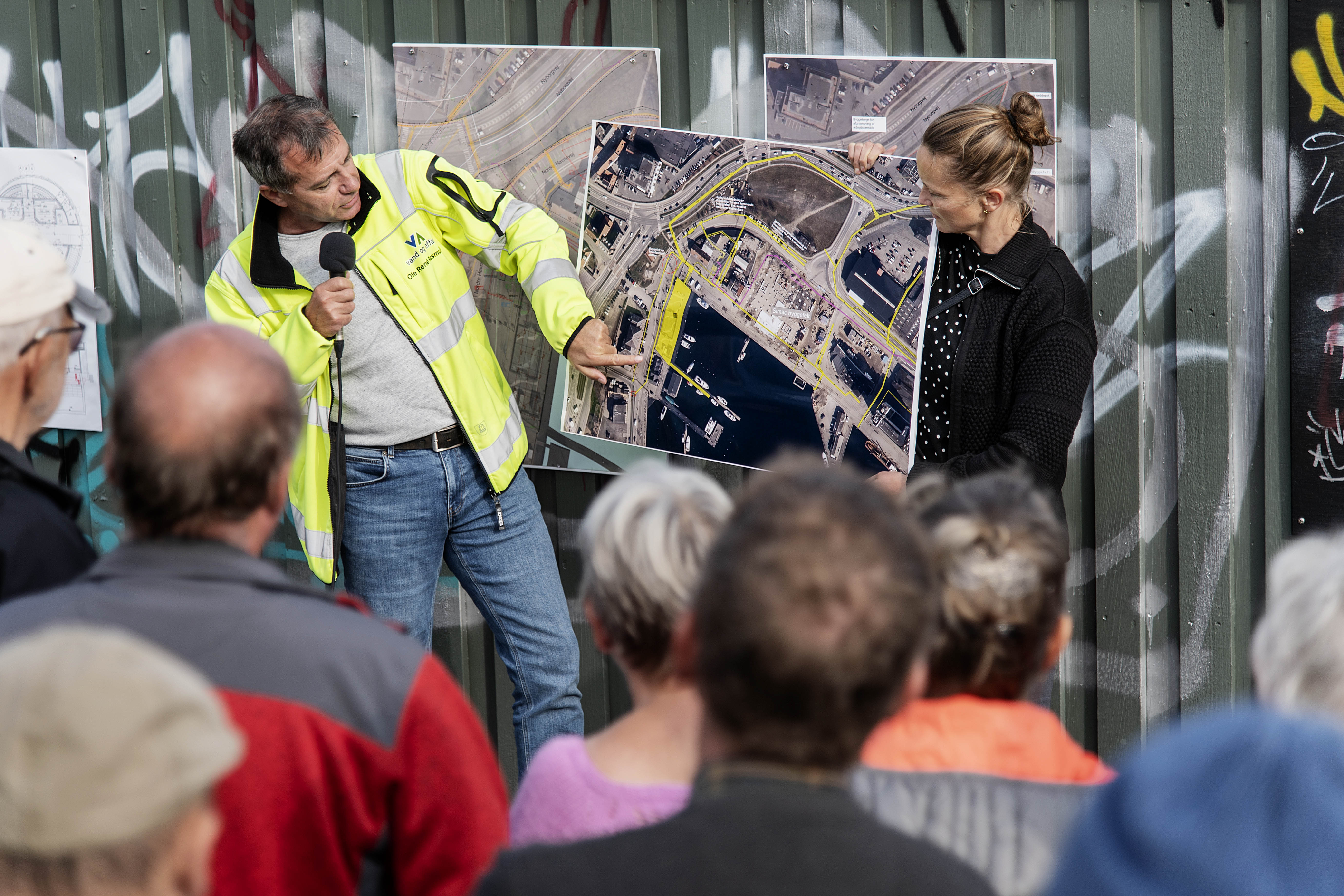 En plan bliver vist frem på havnen.