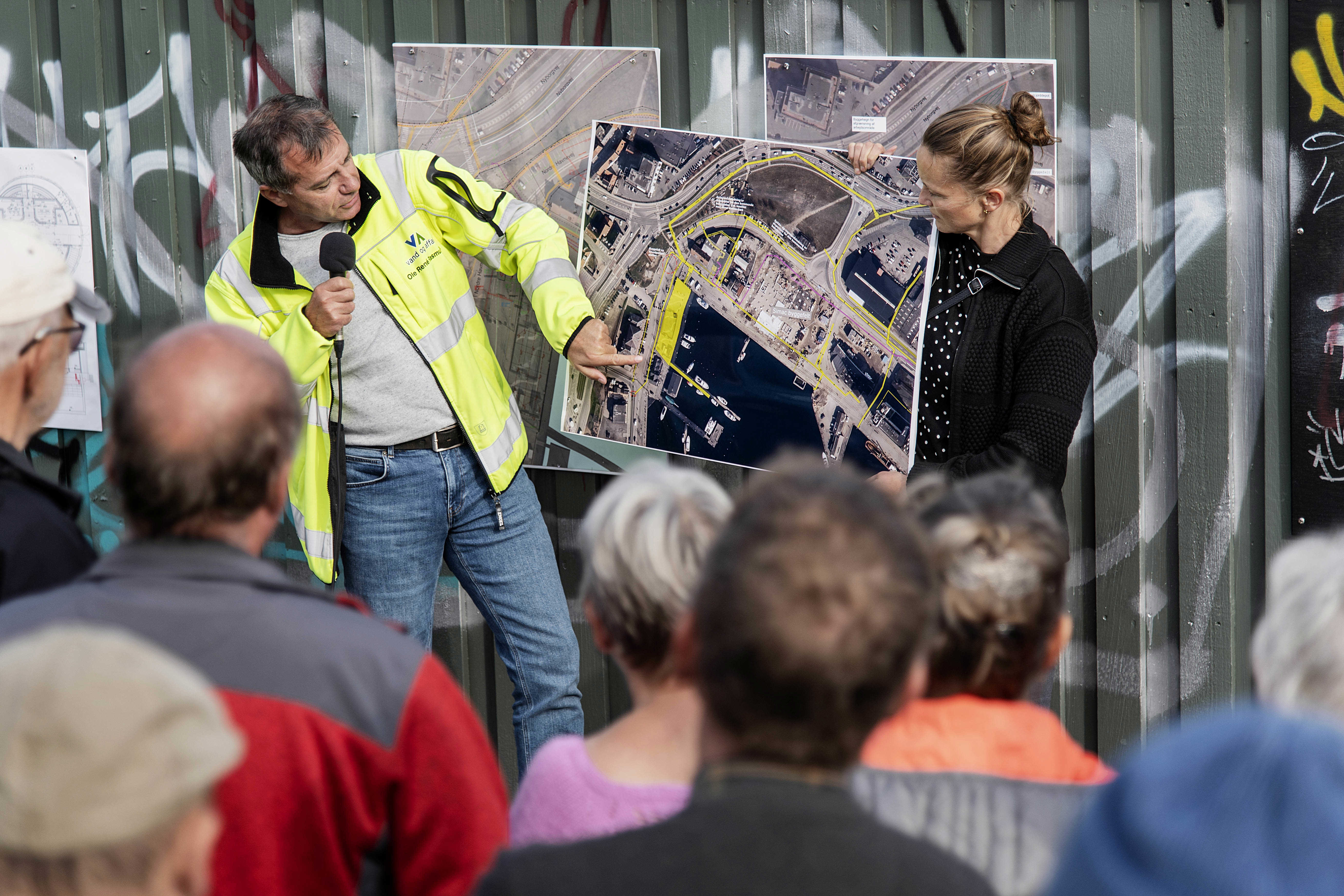 En plan bliver vist frem på havnen.