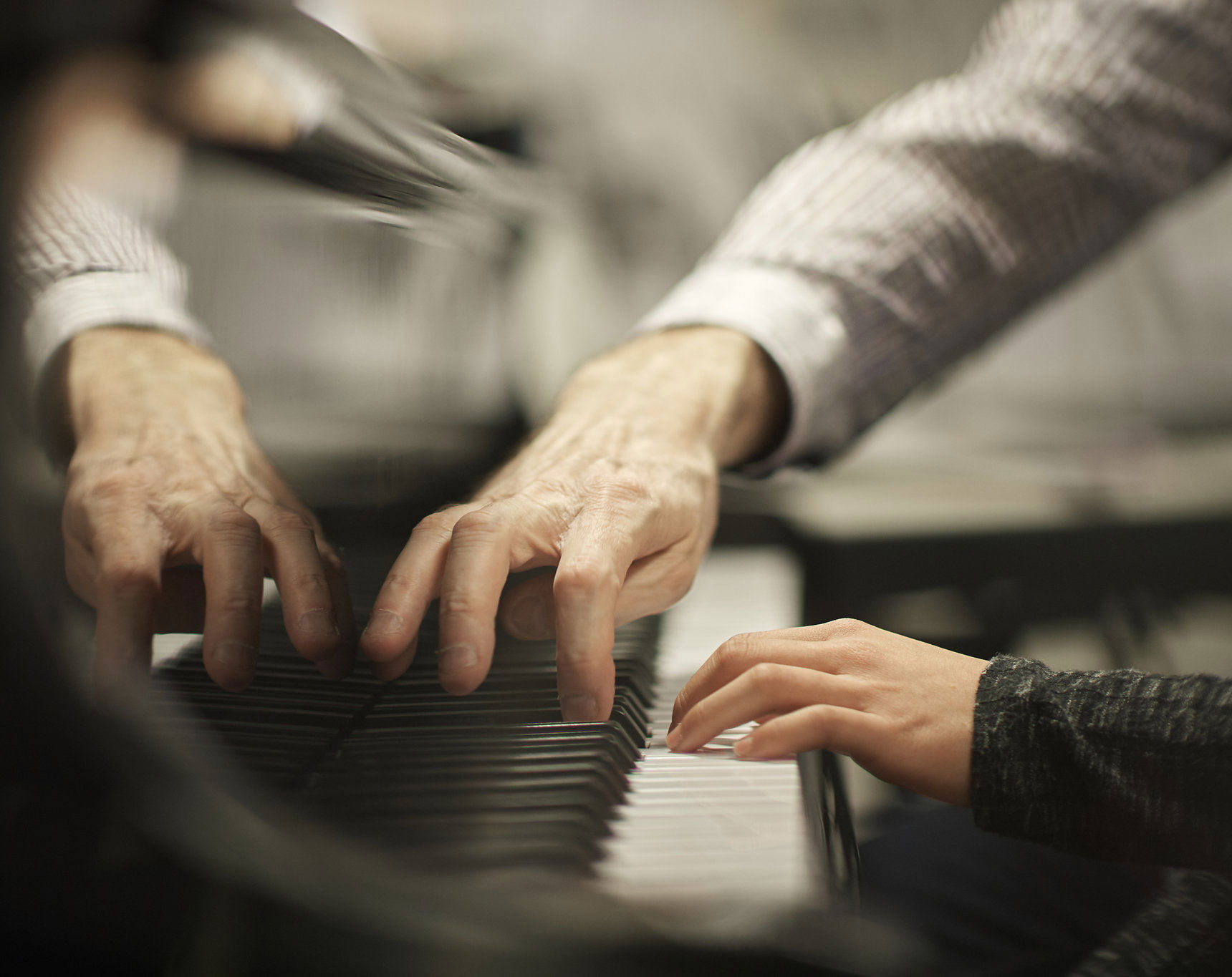 Underviser spiller klaver sammen med elev