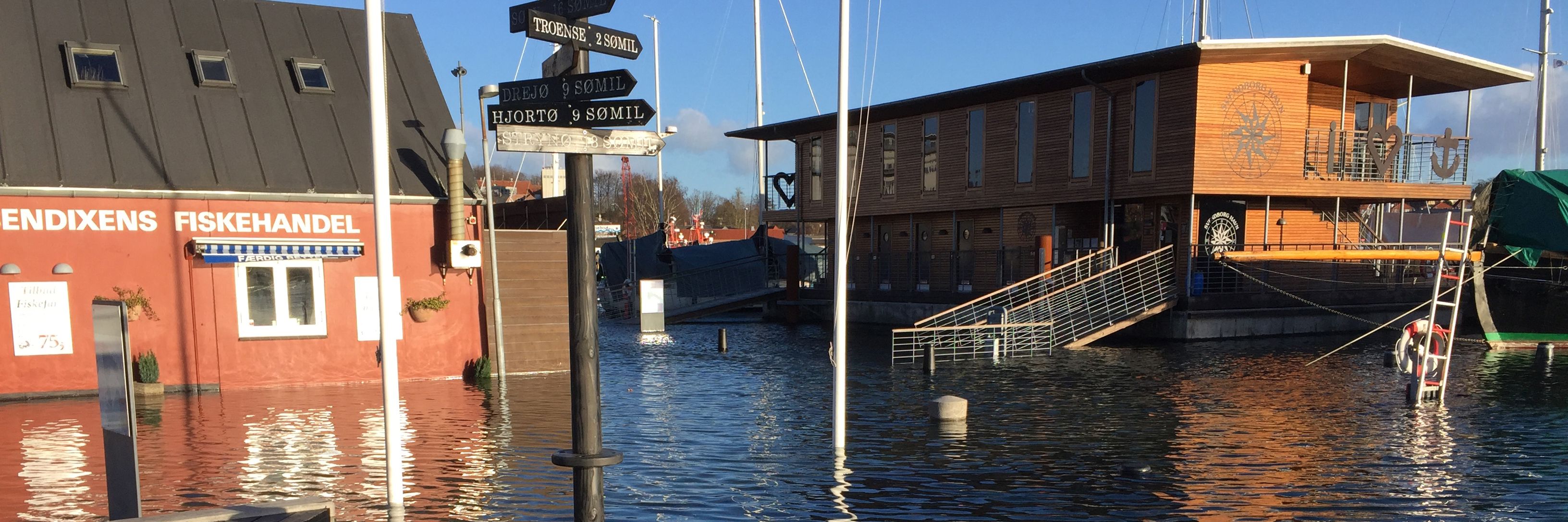 Indgangen til havnekontoret og Bendixens under vand