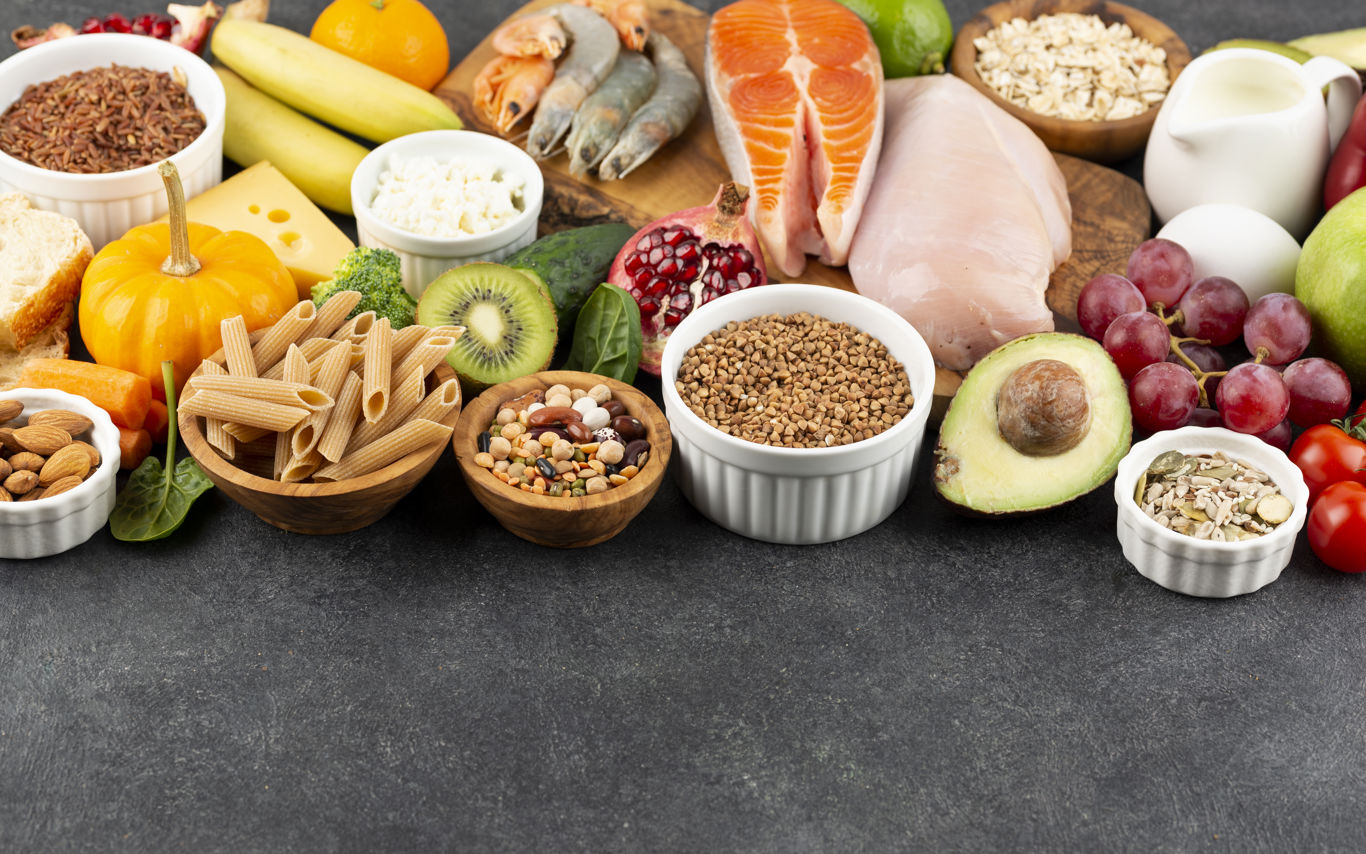 Diverse fødevarer opsat ved siden af hinanden